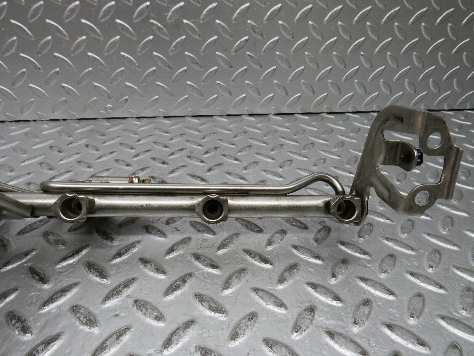 29010 Mercedes-Benz C124 320CE Fuel Injector Rail With Fuel Pressure Regulator