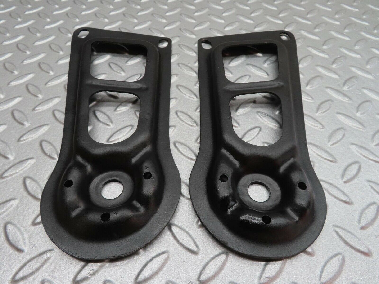 13921 Mercedes-Benz C107 280SLC Rear Suspension Axle Mounting Bracket