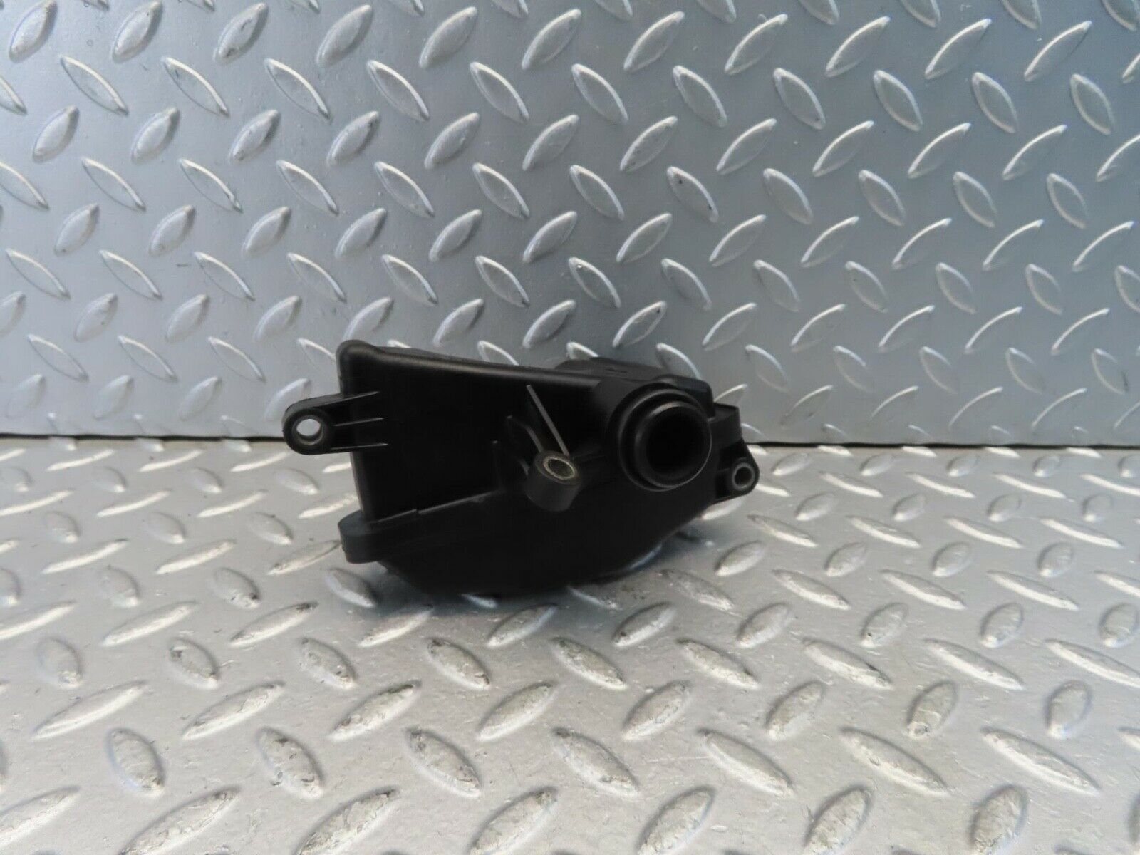 11221 Mercedes-Benz W221 S320 Air Intake Resonator Box 6421400087