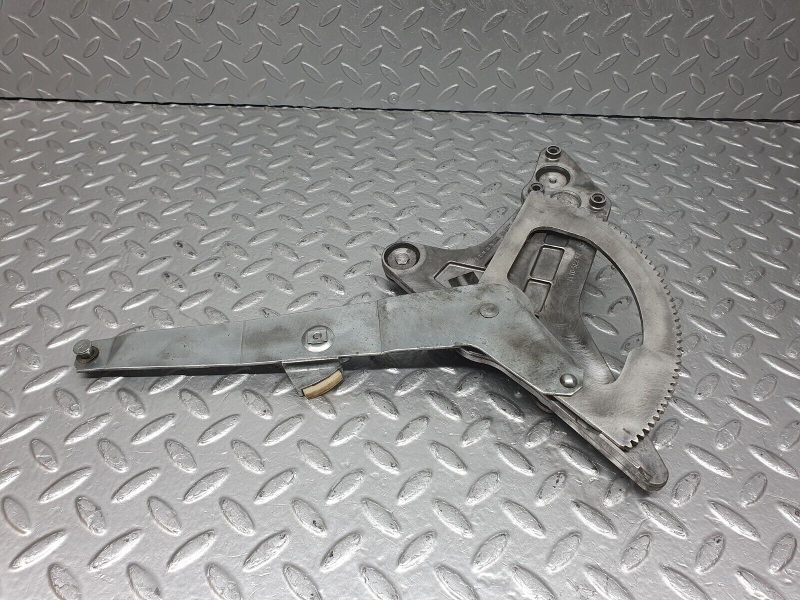 40974 Mercedes-Benz W126 300SE Rear Left Door Window Regulator 1267350111