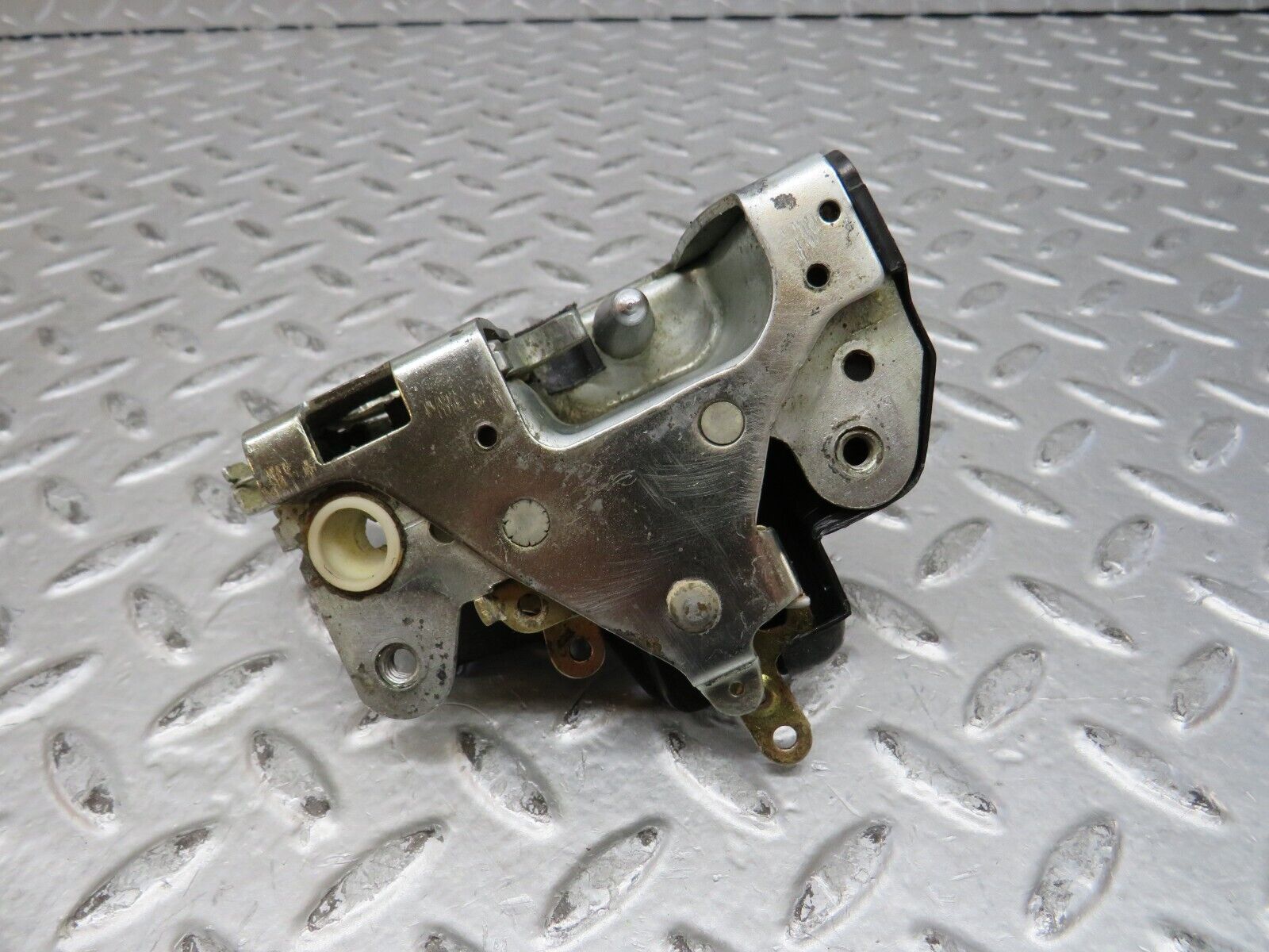 28740 Mercedes-Benz W123 230E Front Left Door Lock Mechanism 1237230108