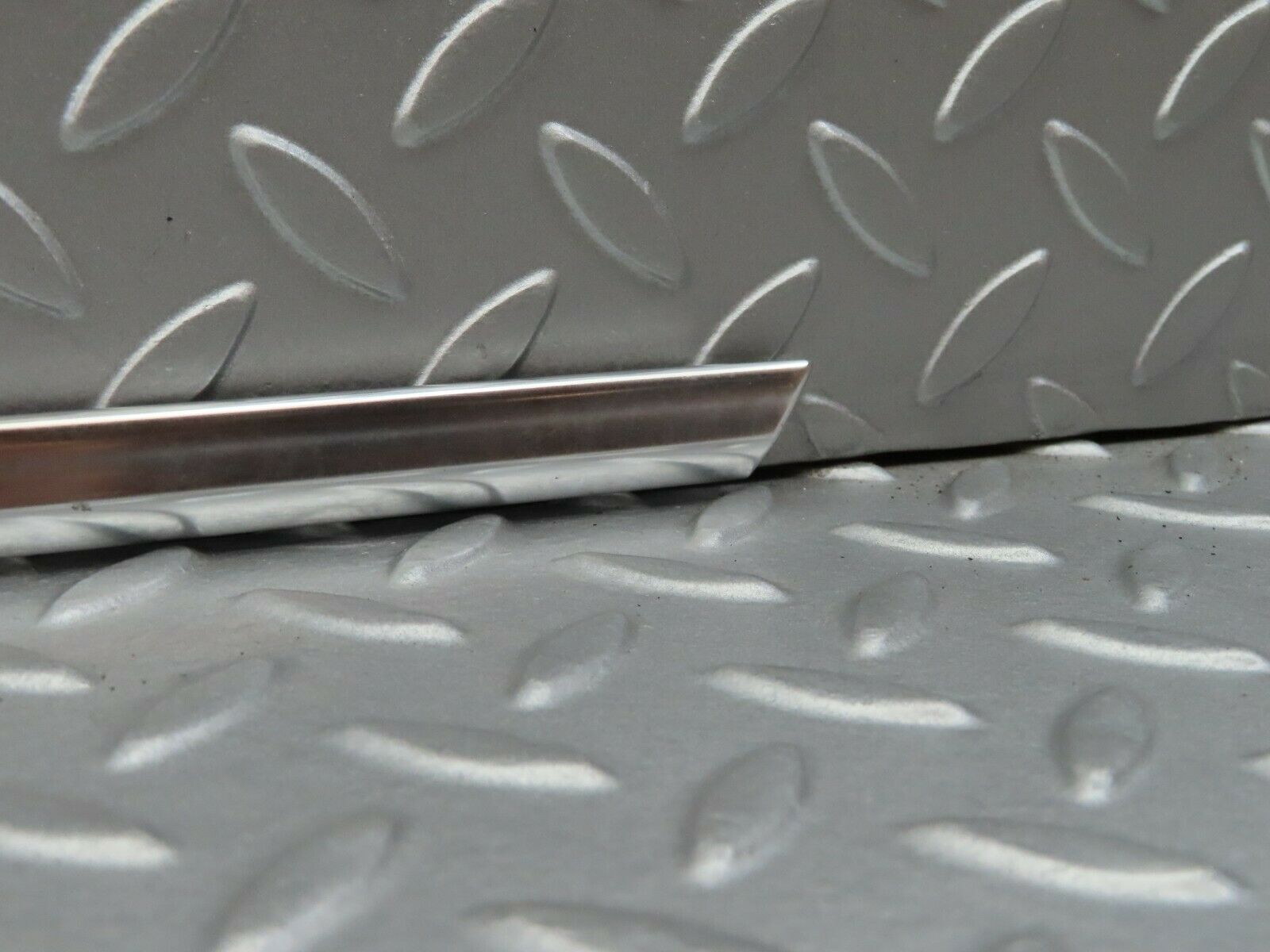 5910 Mercedes-Benz W123 200 Front Left Door Chrome Moulding Trim