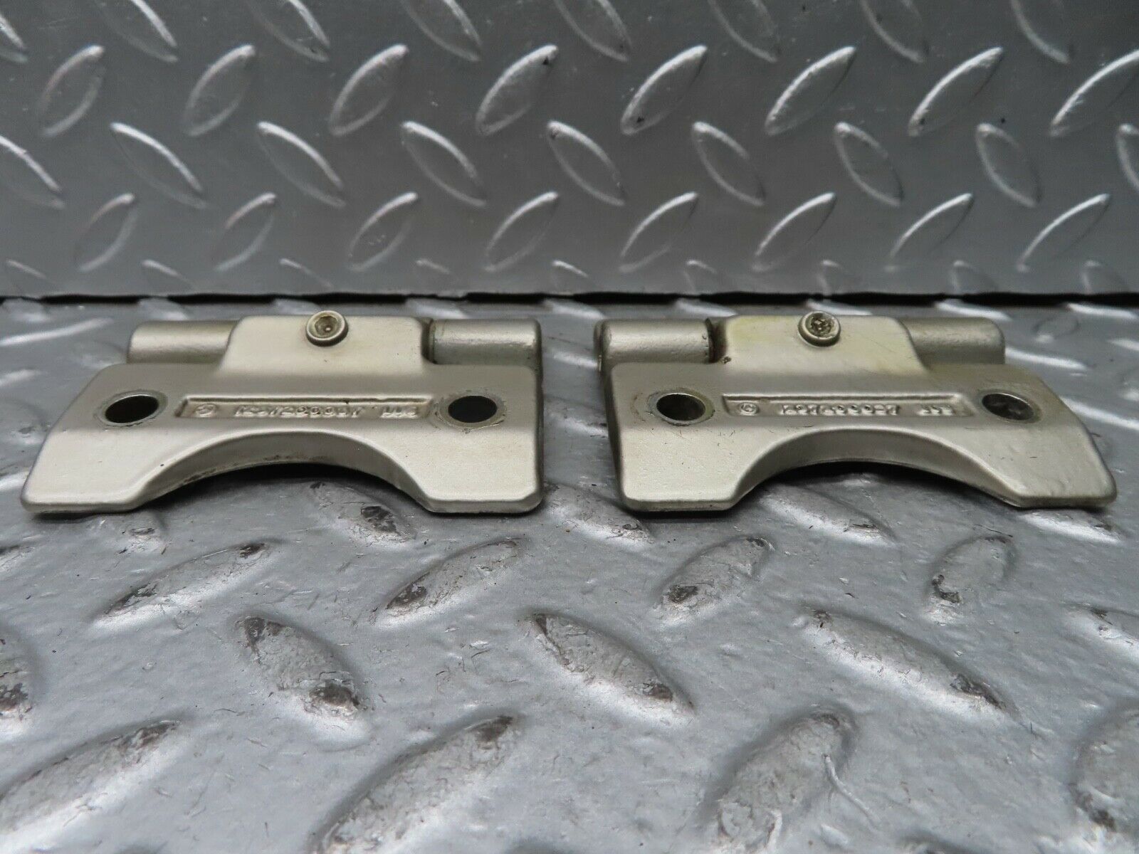 21537 Mercedes-Benz W126 300SE Door Hinges Pair 1237200037