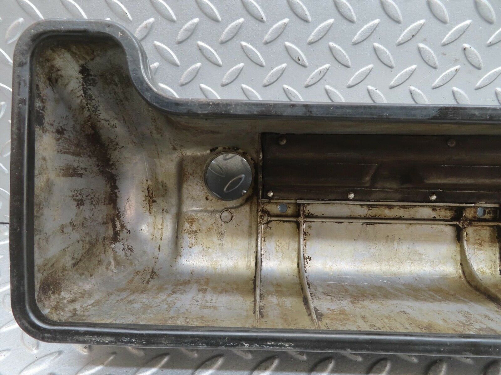 13825 Mercedes-Benz W111 230S Cylinder Head Valve Cover 1800161305