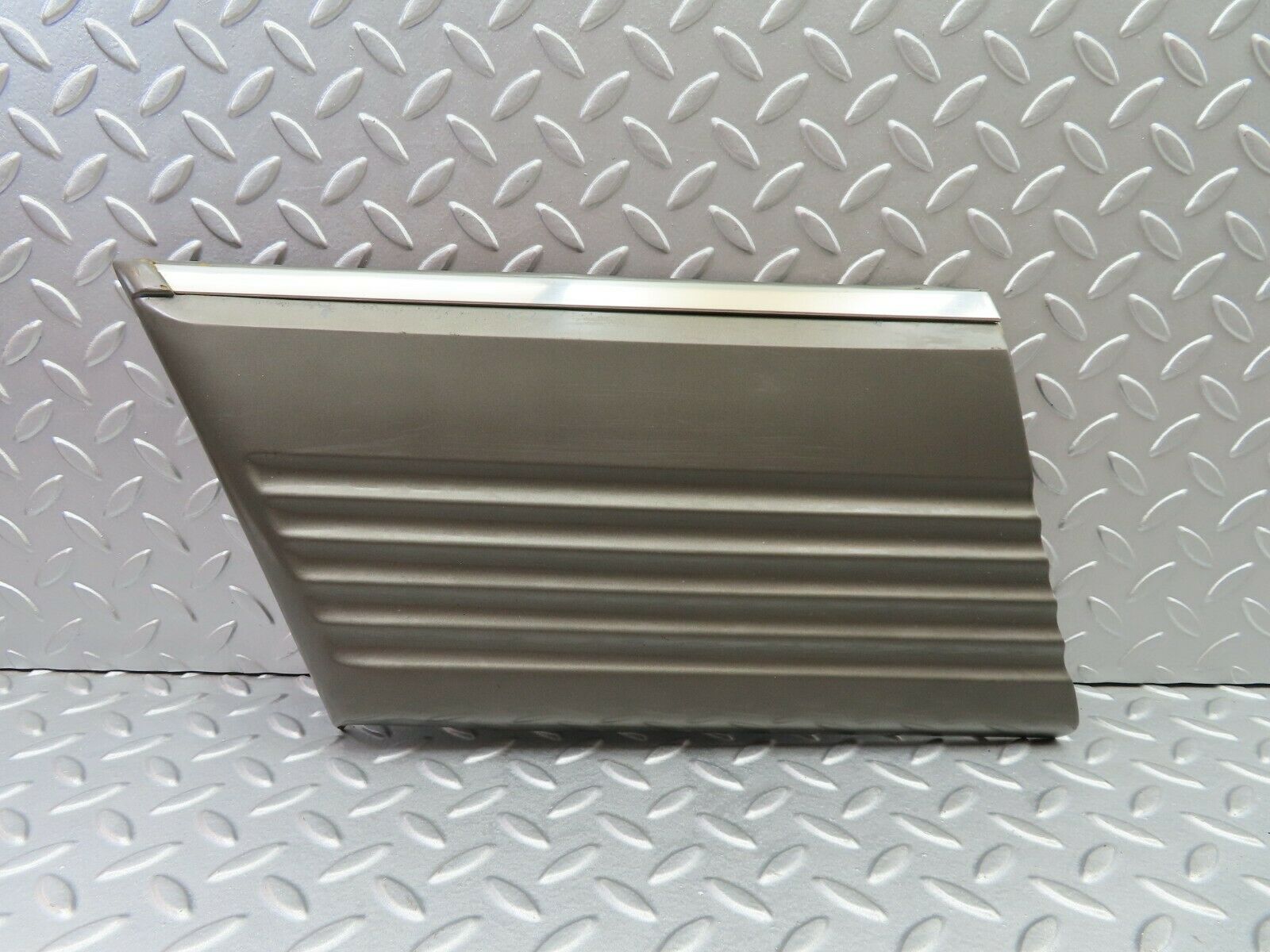 6082 Mercedes-Benz W126 380SE Front Left Fender Wing Moulding Trim 1266902140