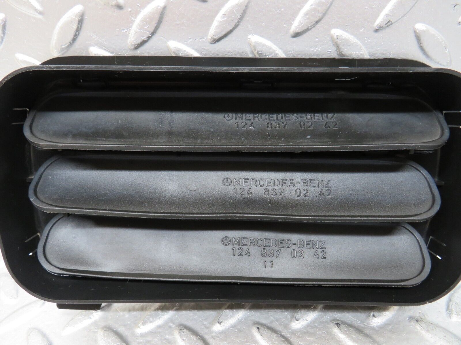 25727 Mercedes-Benz W124 280E Rear Air Intake Vent Right 1248370230