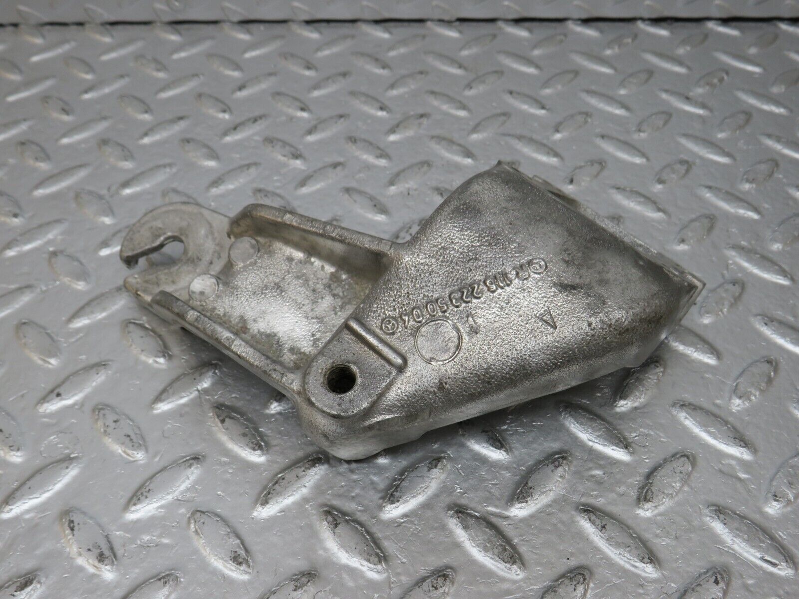 34507 Mercedes-Benz C126 380SEC Engine Mount Bracket Left Side 1162235004