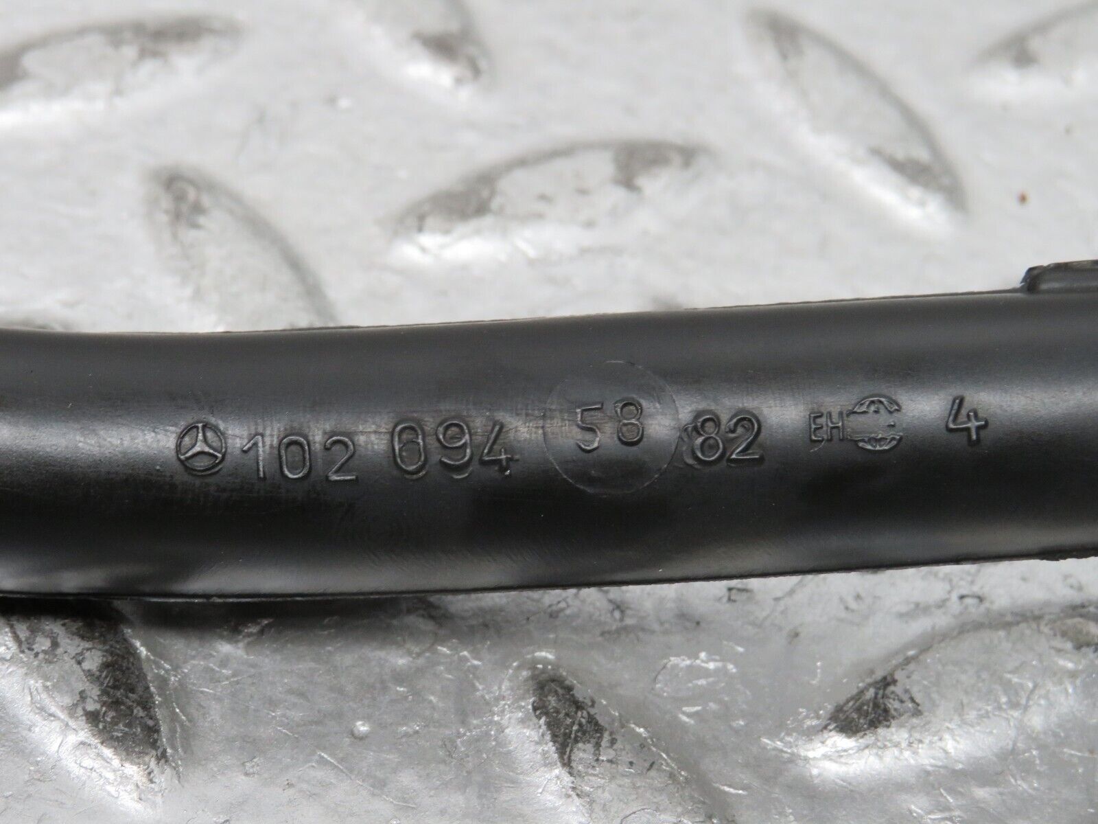 28845 Mercedes-Benz W123 230E Air Intake Pipe 1020945882