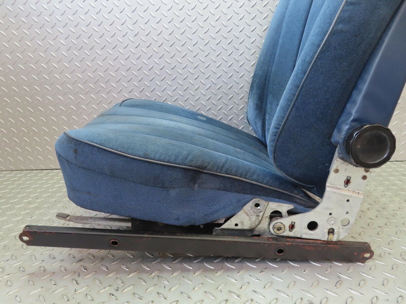 14006 Mercedes-Benz C107 280SLC Front Right Seat Blue