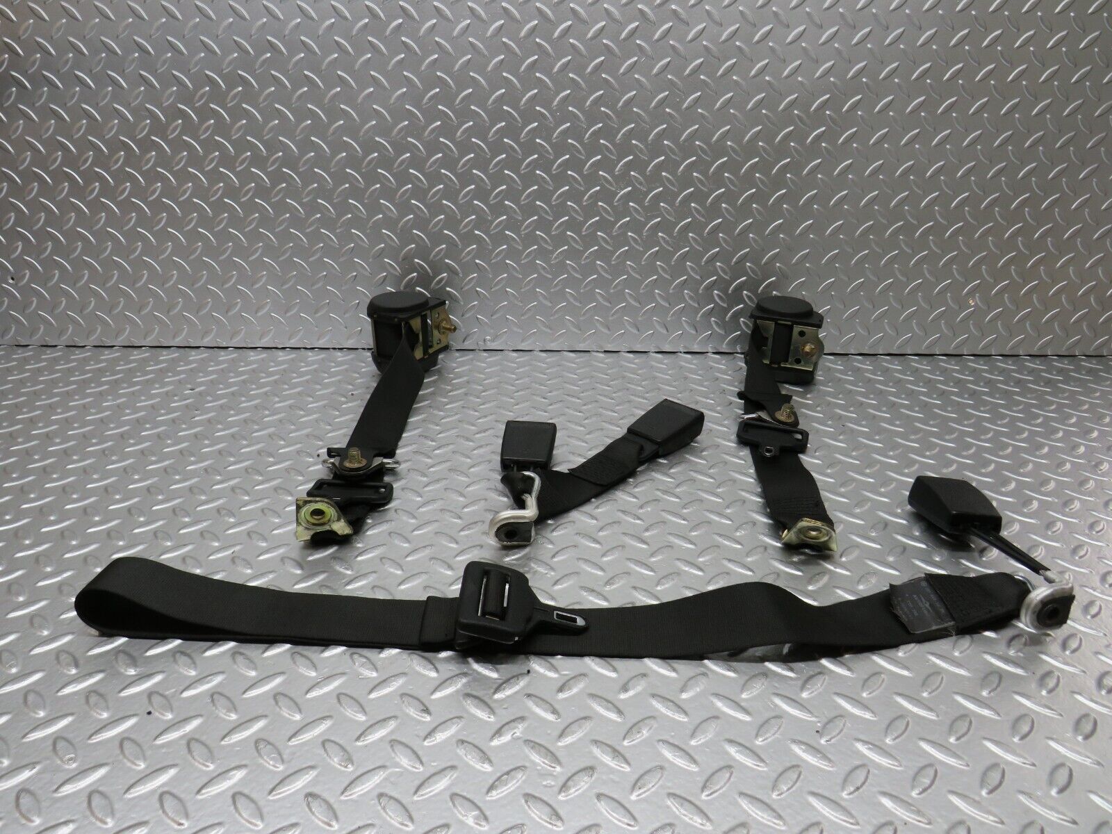25174 Mercedes-Benz W201 190D Rear Seat Belt Set 1268601886
