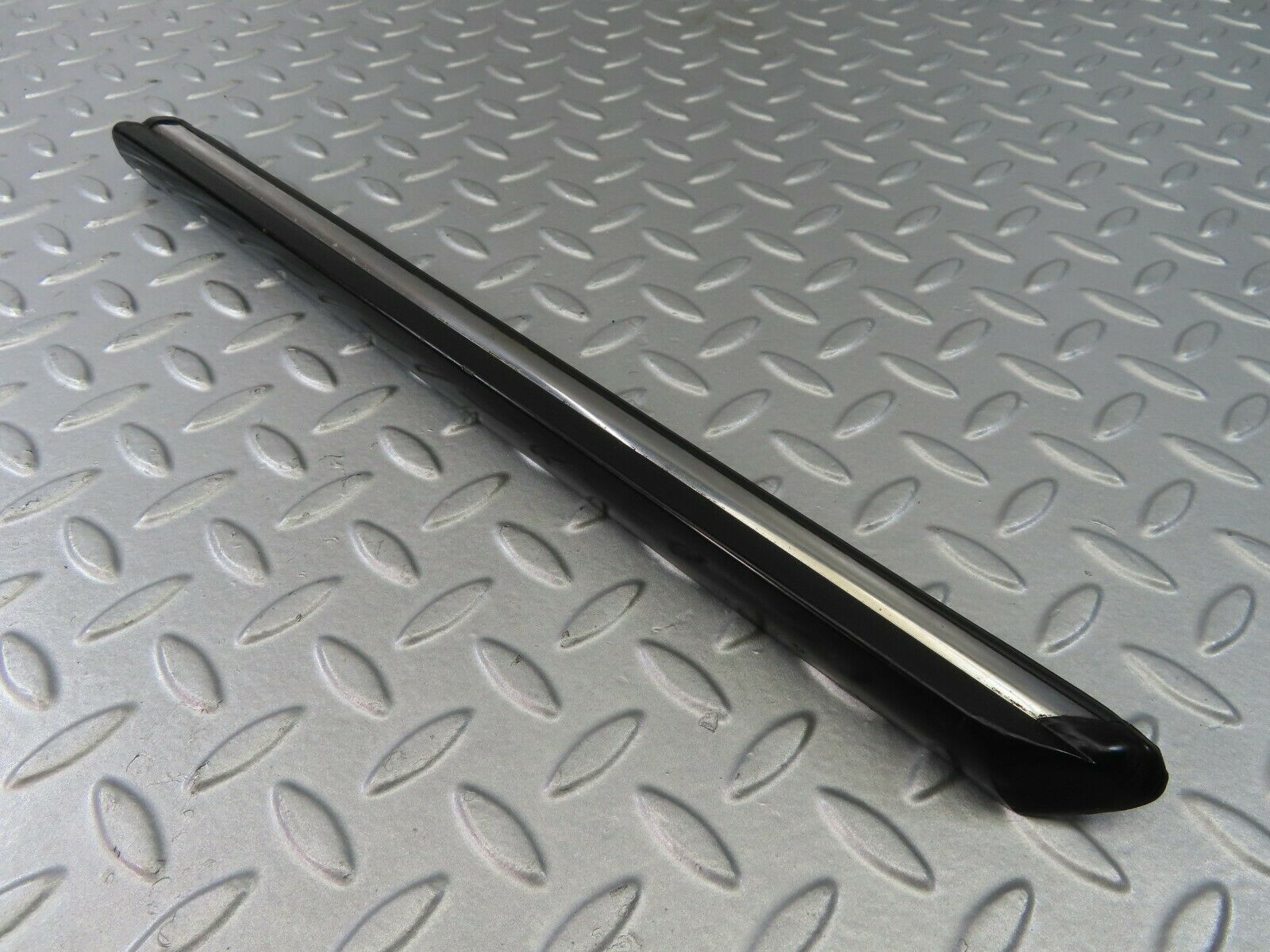 7264 Mercedes-Benz W116 450SE Front Right Fender Wing Centre Chrome Trim