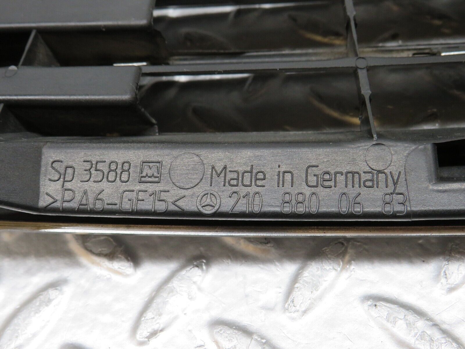 34813 Mercedes-Benz W210 320E Bonnet Chrome Grill 2108800683