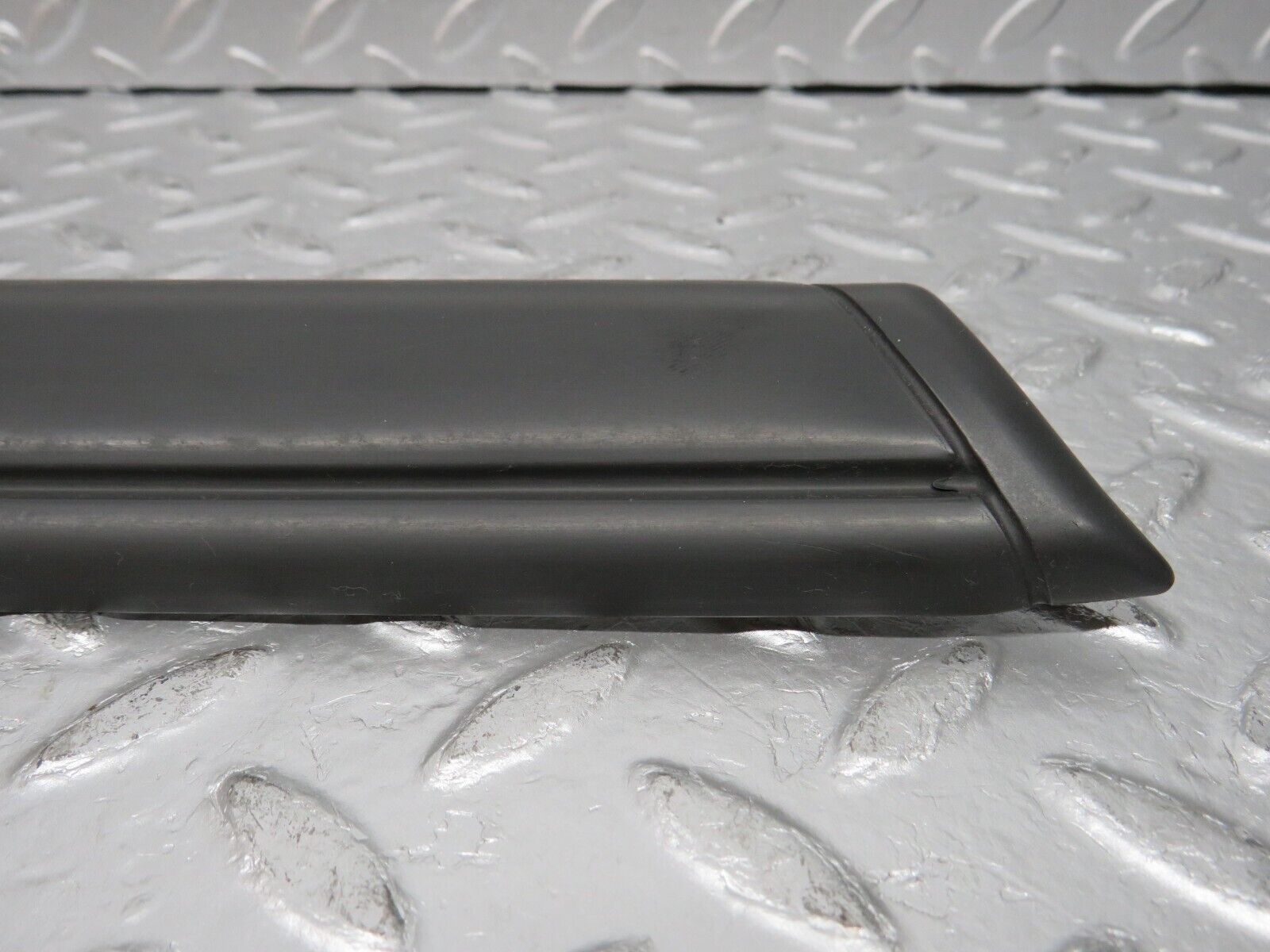 32298 Mercedes-Benz S124 300TE Wagon Front Left Fender Wing Centre Moulding Trim