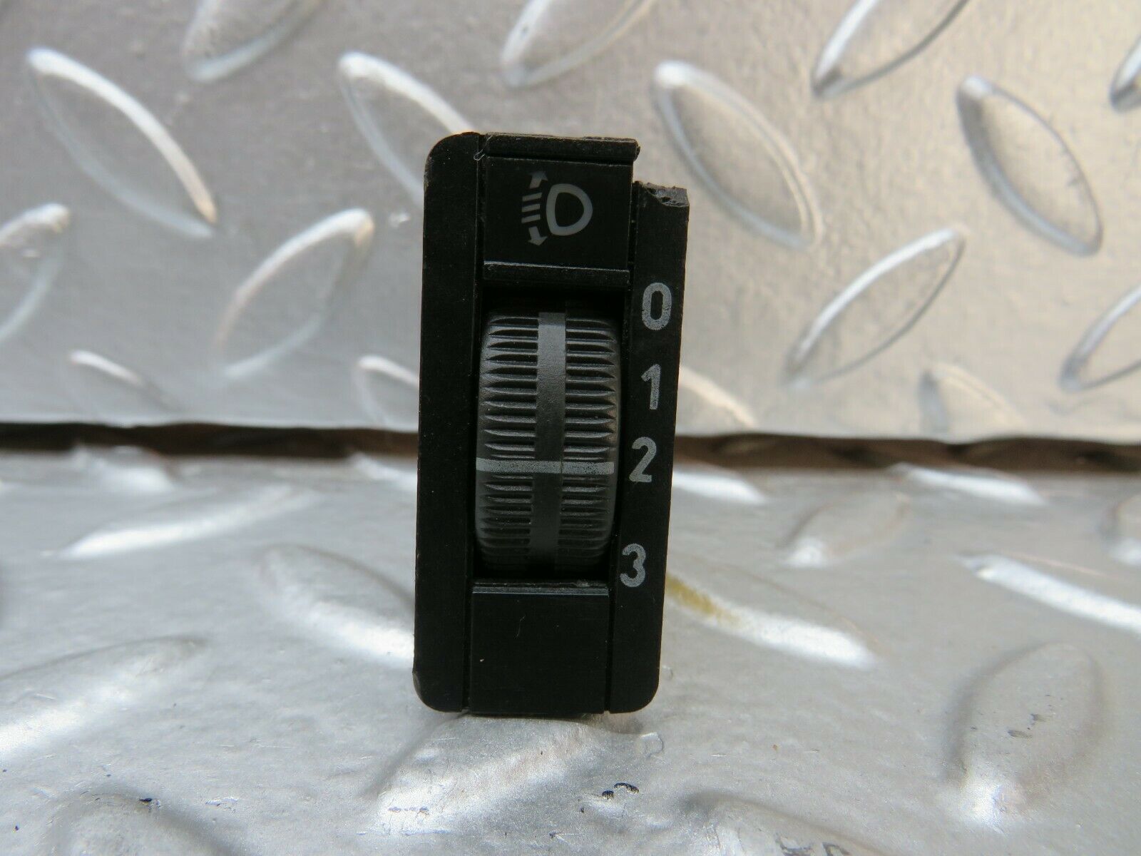 23975 Mercedes-Benz W123 280E Headlight Level Switch 0008000473 0307650100