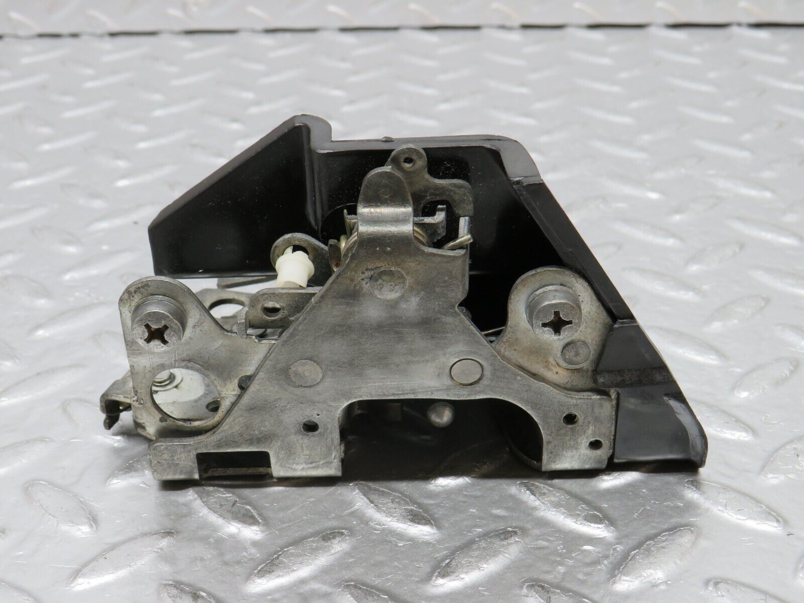 0572 Mercedes-Benz W123 230E Rear Right Door Lock Mechanism 1237330208