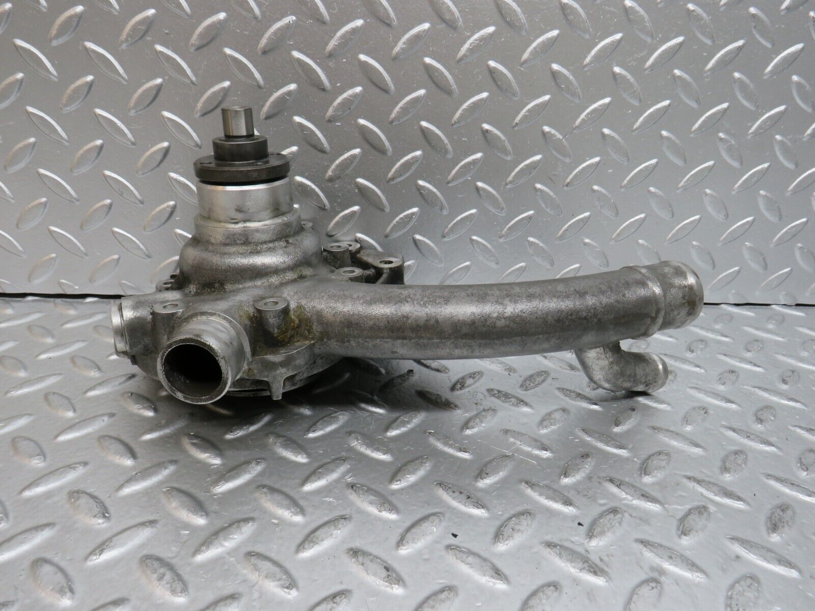 29508 Mercedes-Benz W124 230E Water Pump 1022011701