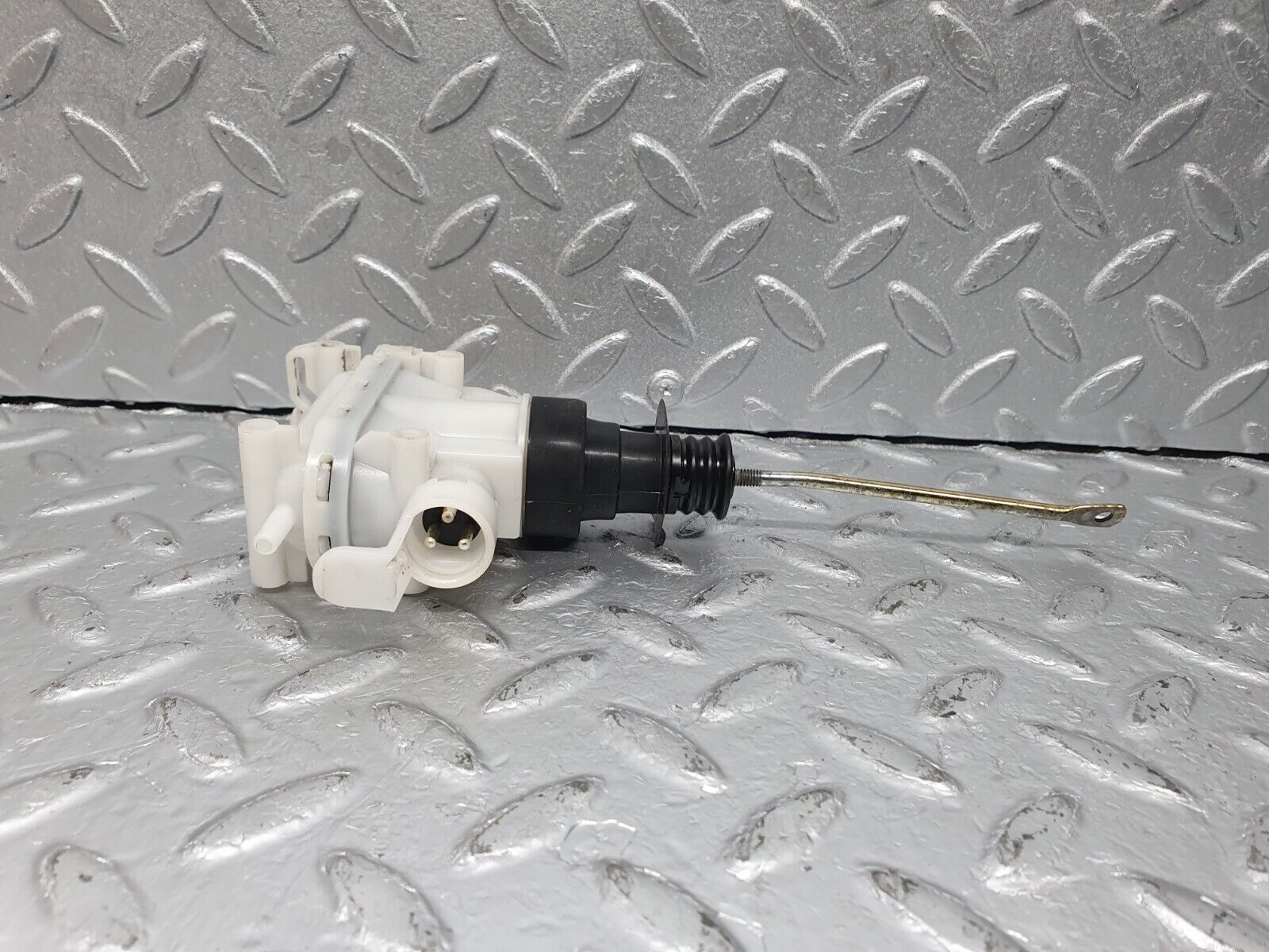41009 Mercedes-Benz W126 300SE Front Right Door Lock Vacuum Actuator