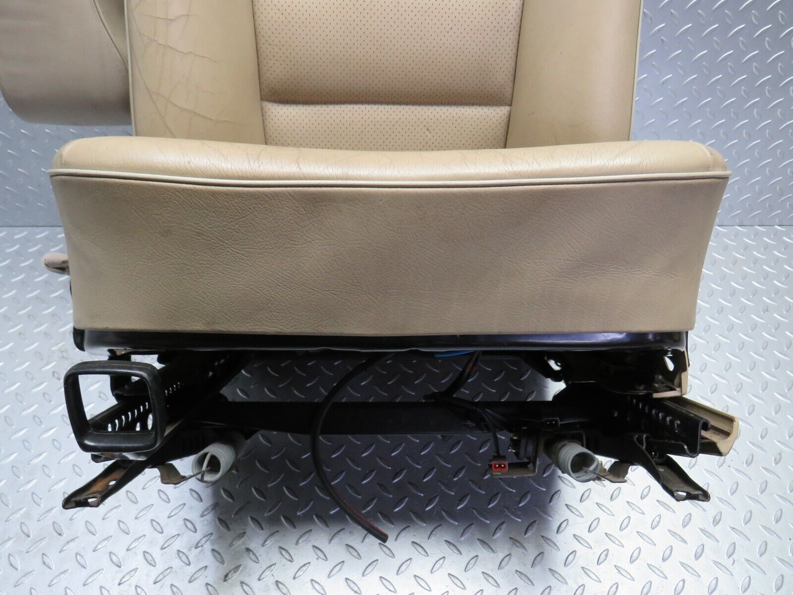 28970 Mercedes-Benz C124 320CE Coupe Front Left Seat Leather Beige