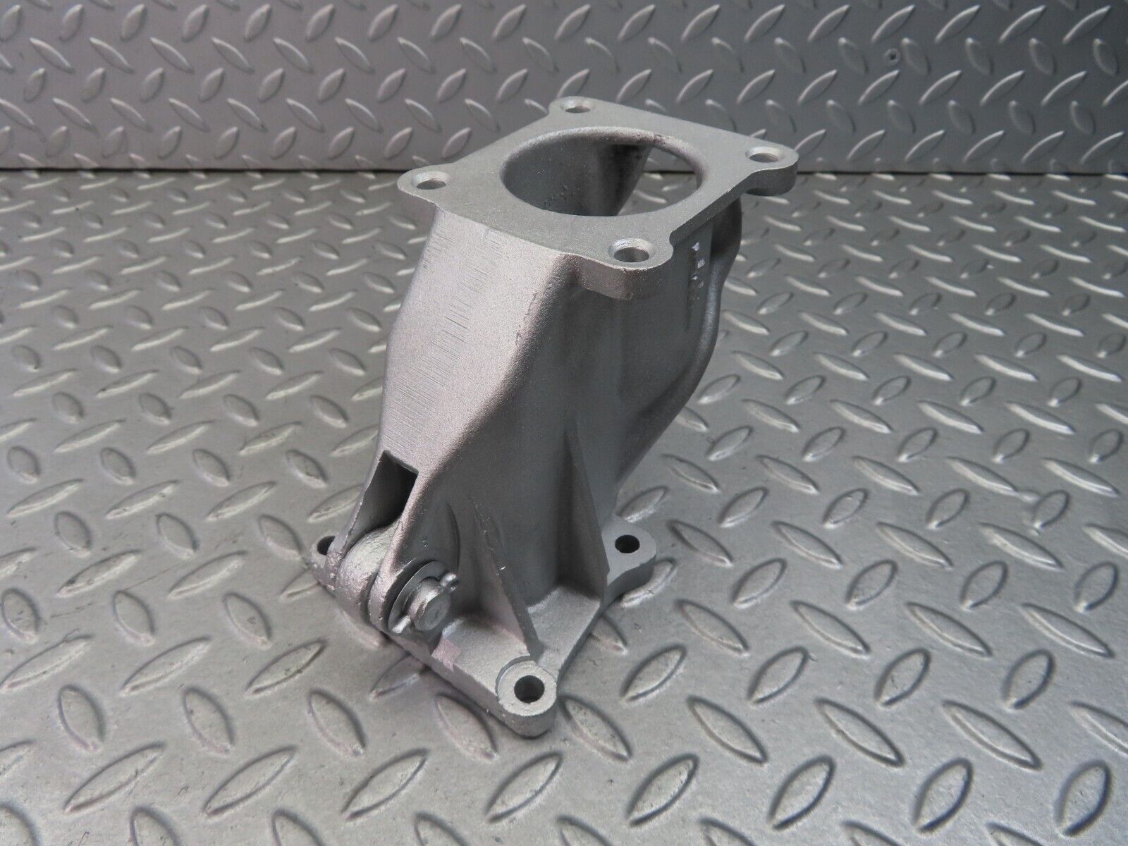 8322 Mercedes-Benz W111 Brake Booster Bracket Holder 1134350140