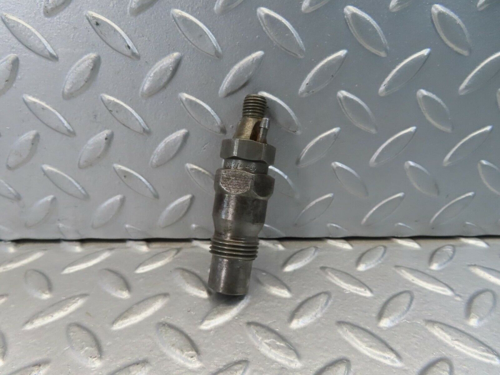 10984 Mercedes-Benz W115 220D Fuel Injector Bosch KCA30sd27/4