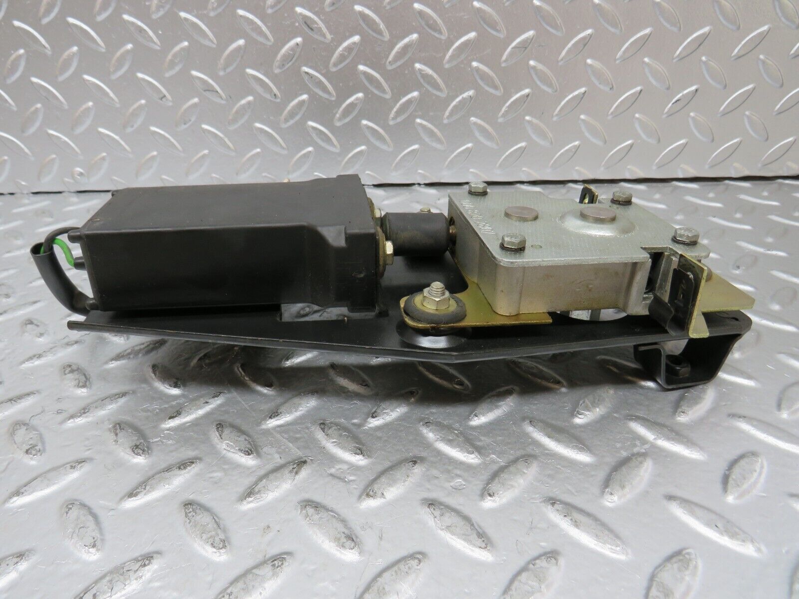 26215 Mercedes-Benz W116 450SE Sunroof Motor With Bracket 0008202807