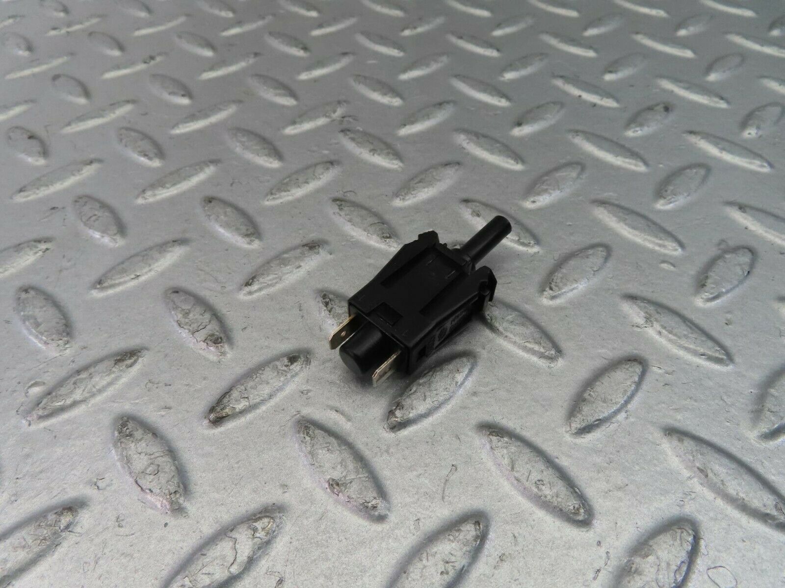 10400 Mercedes-Benz W201 190E Door Contact Switch 0015458714