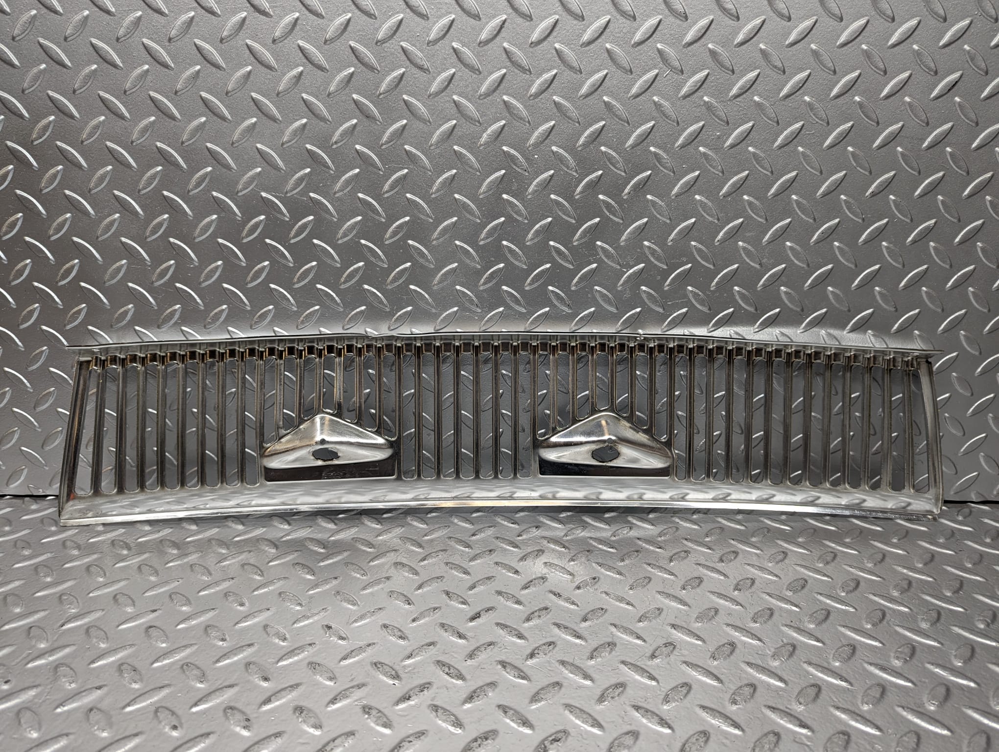 23246 Mercedes-Benz W116 350SE Air Intake Chrome Grill