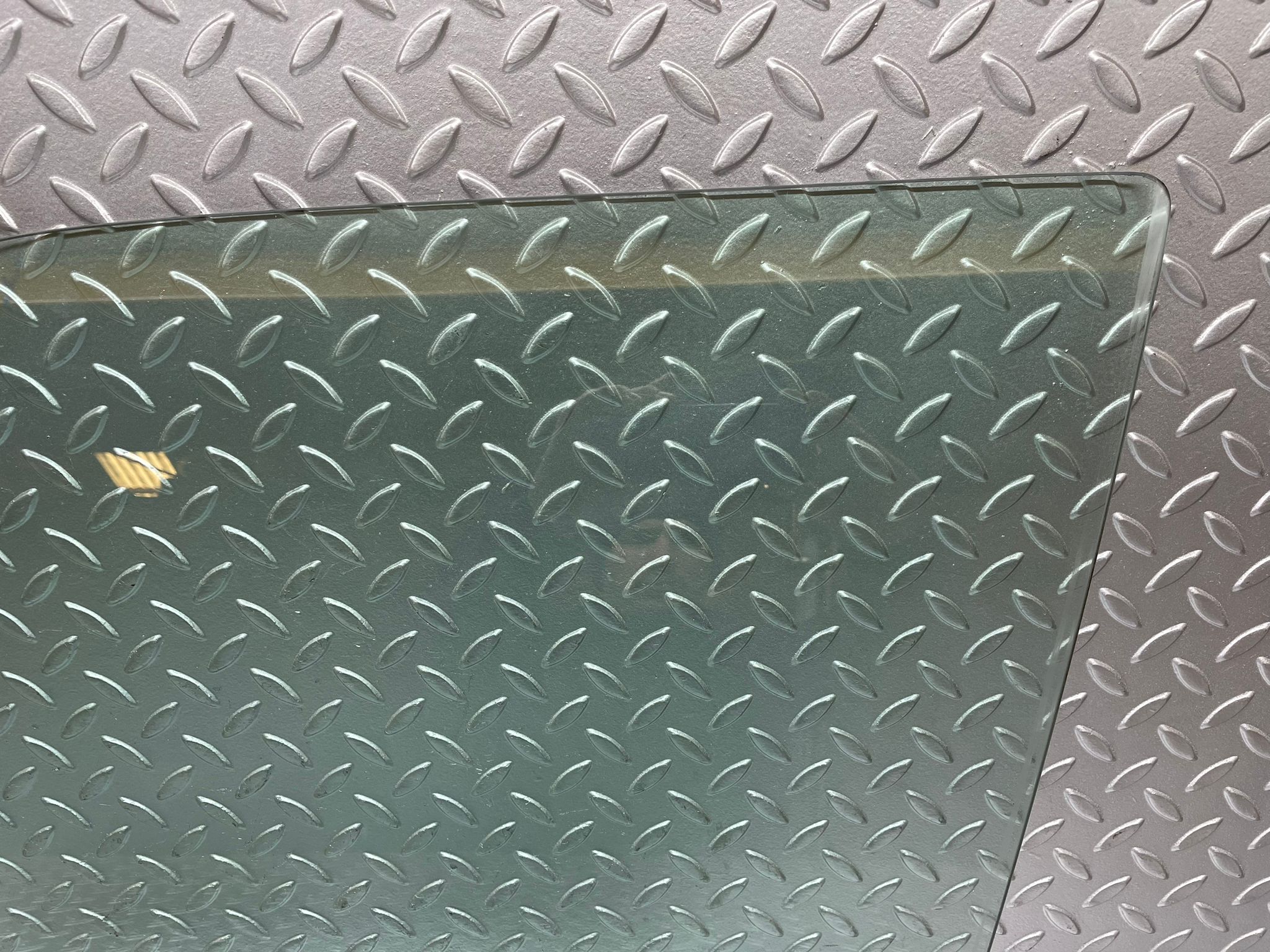 29198 Mercedes-Benz W124 230E Front Left Door Window Glass