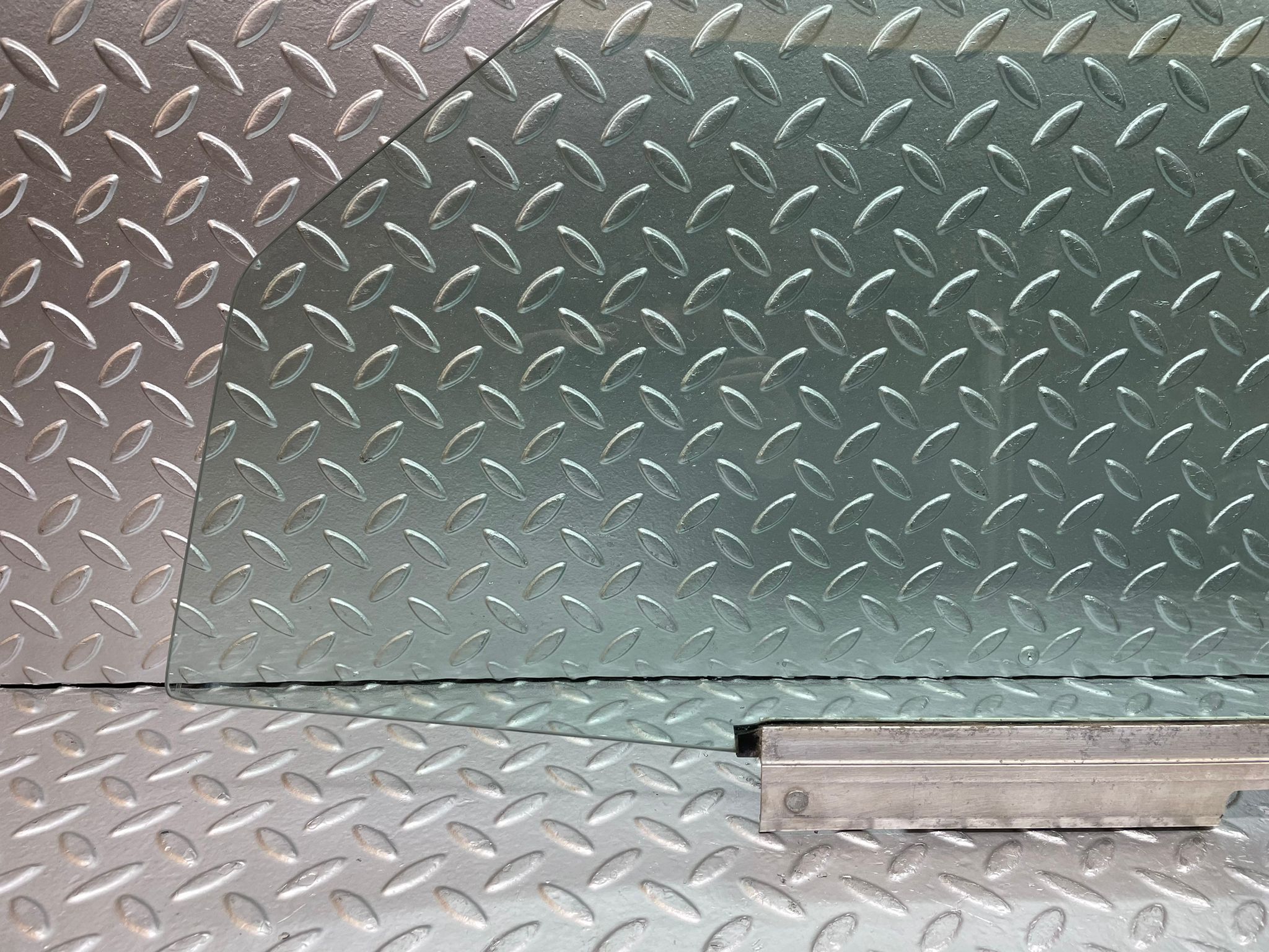 29198 Mercedes-Benz W124 230E Front Left Door Window Glass