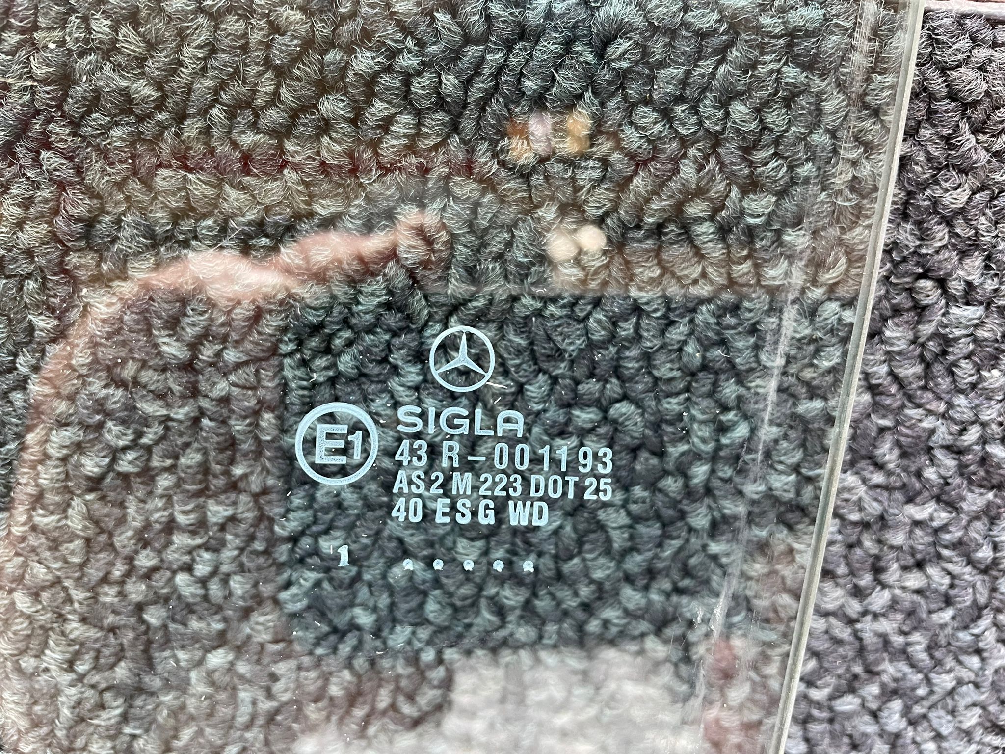 29198 Mercedes-Benz W124 230E Front Left Door Window Glass