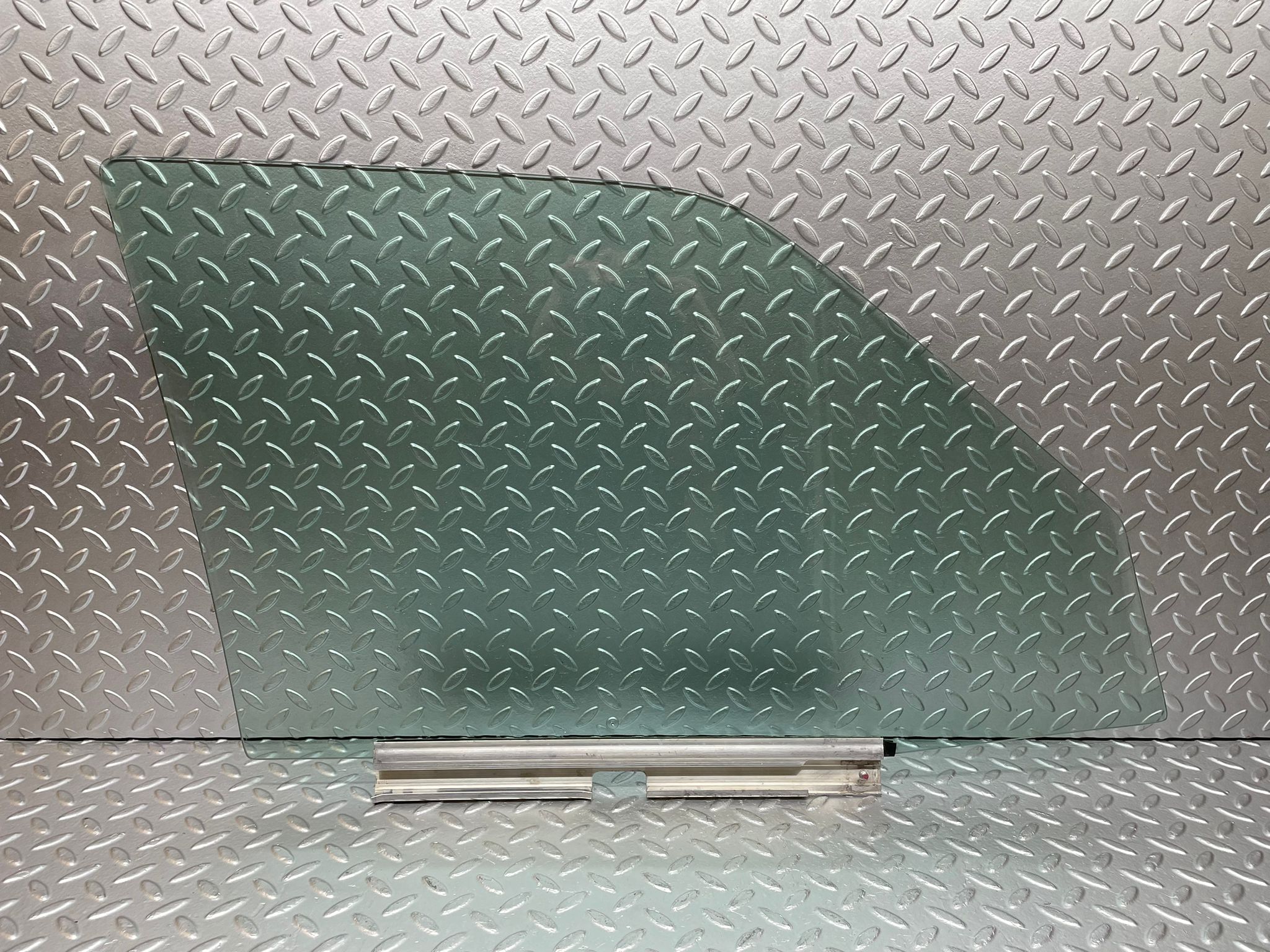 29198 Mercedes-Benz W124 230E Front Left Door Window Glass