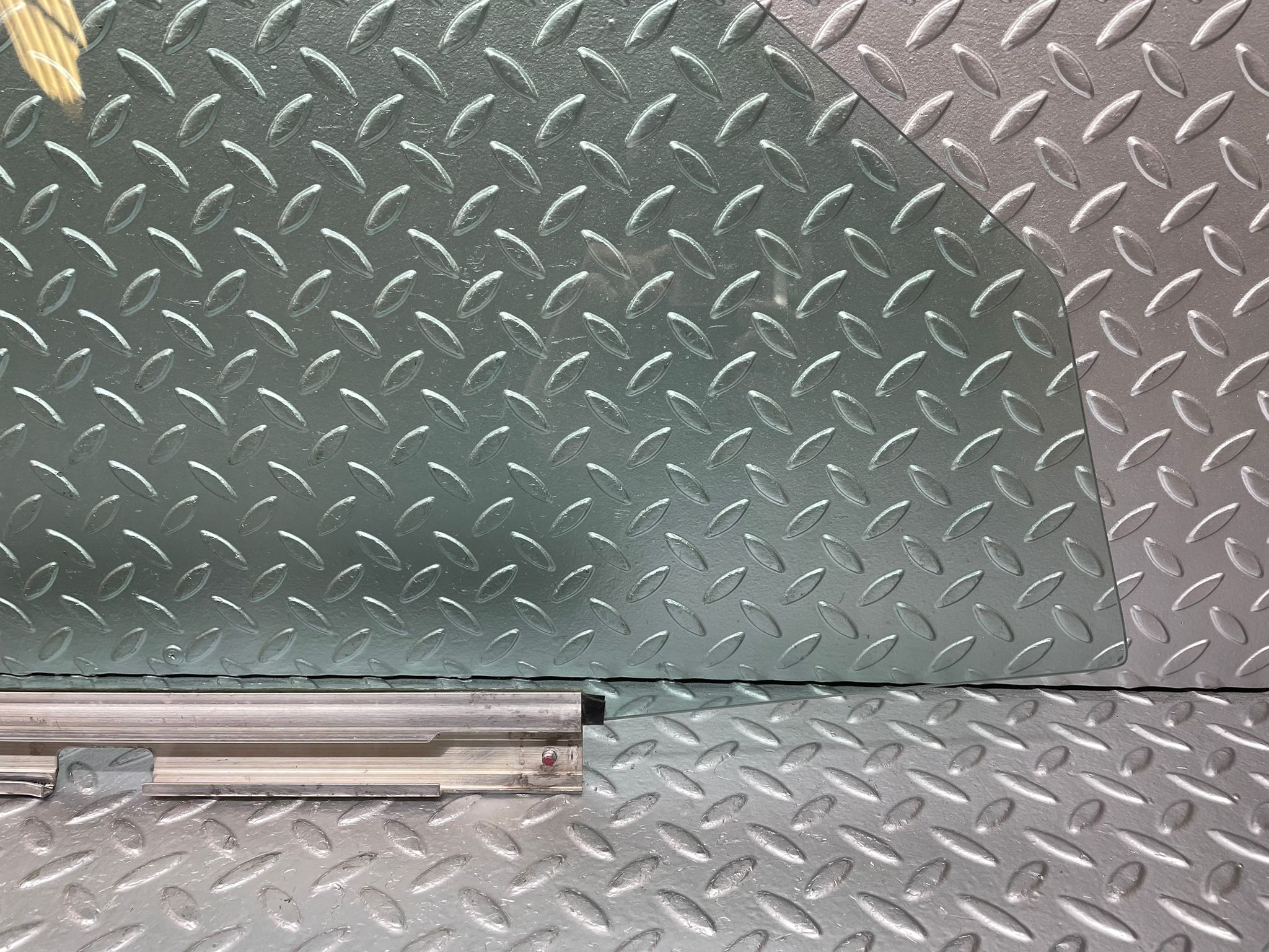 29198 Mercedes-Benz W124 230E Front Left Door Window Glass