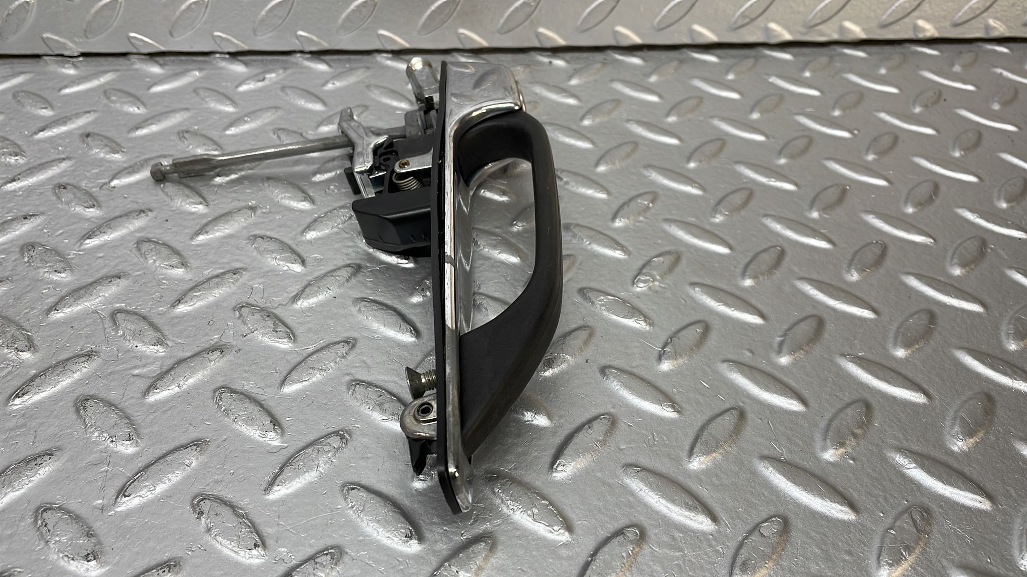 0539 Mercedes-Benz W123 230E Front Right Exterior Chrome Door Handle No Key