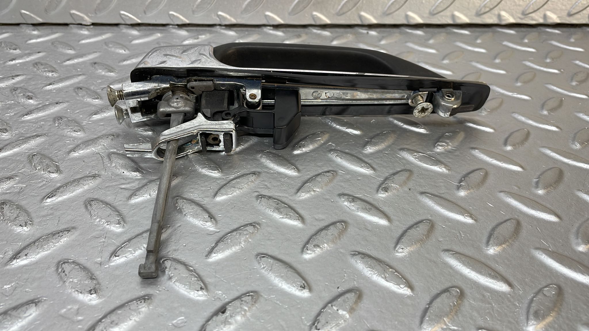 0539 Mercedes-Benz W123 230E Front Right Exterior Chrome Door Handle No Key