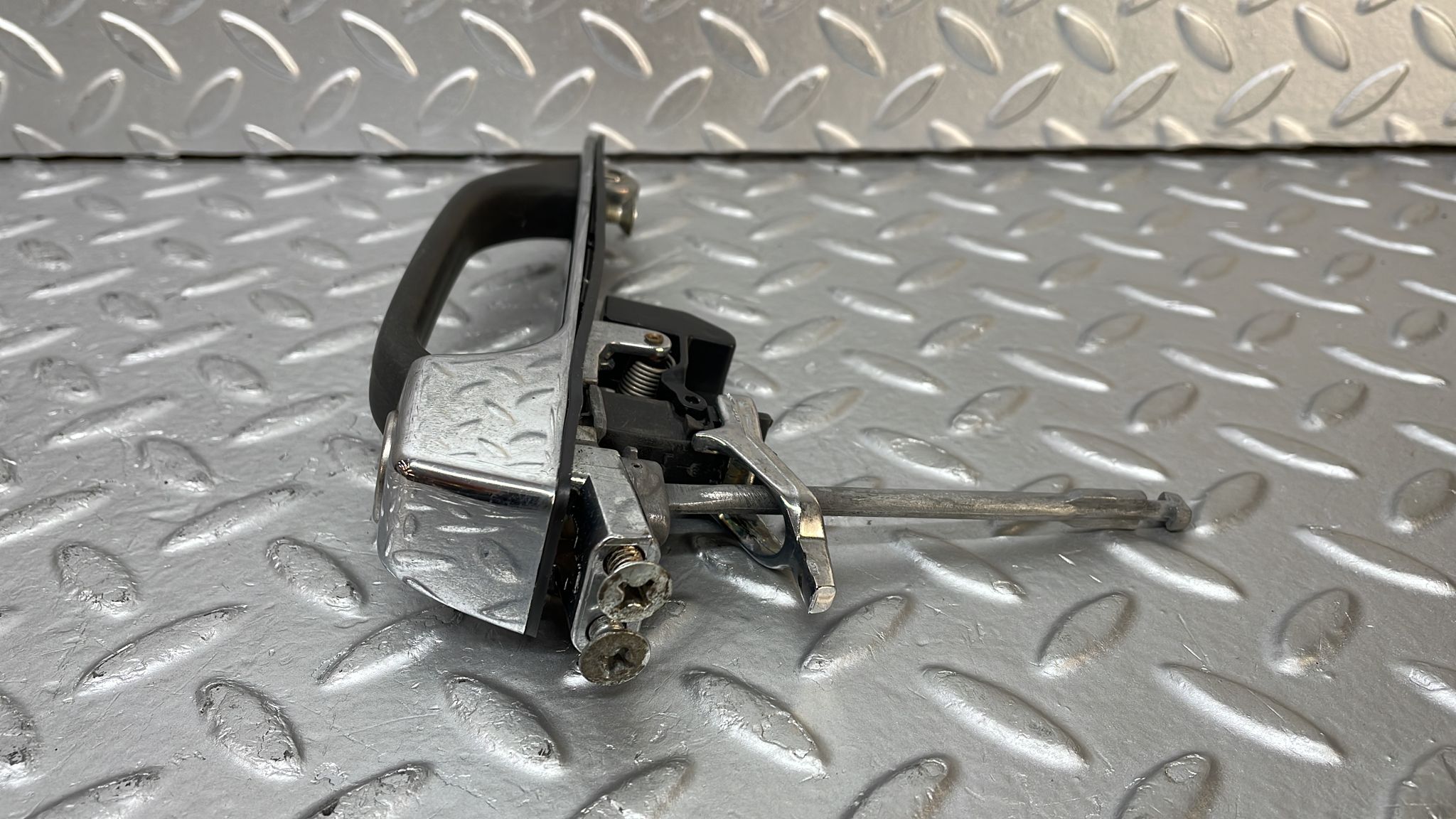 0539 Mercedes-Benz W123 230E Front Right Exterior Chrome Door Handle No Key