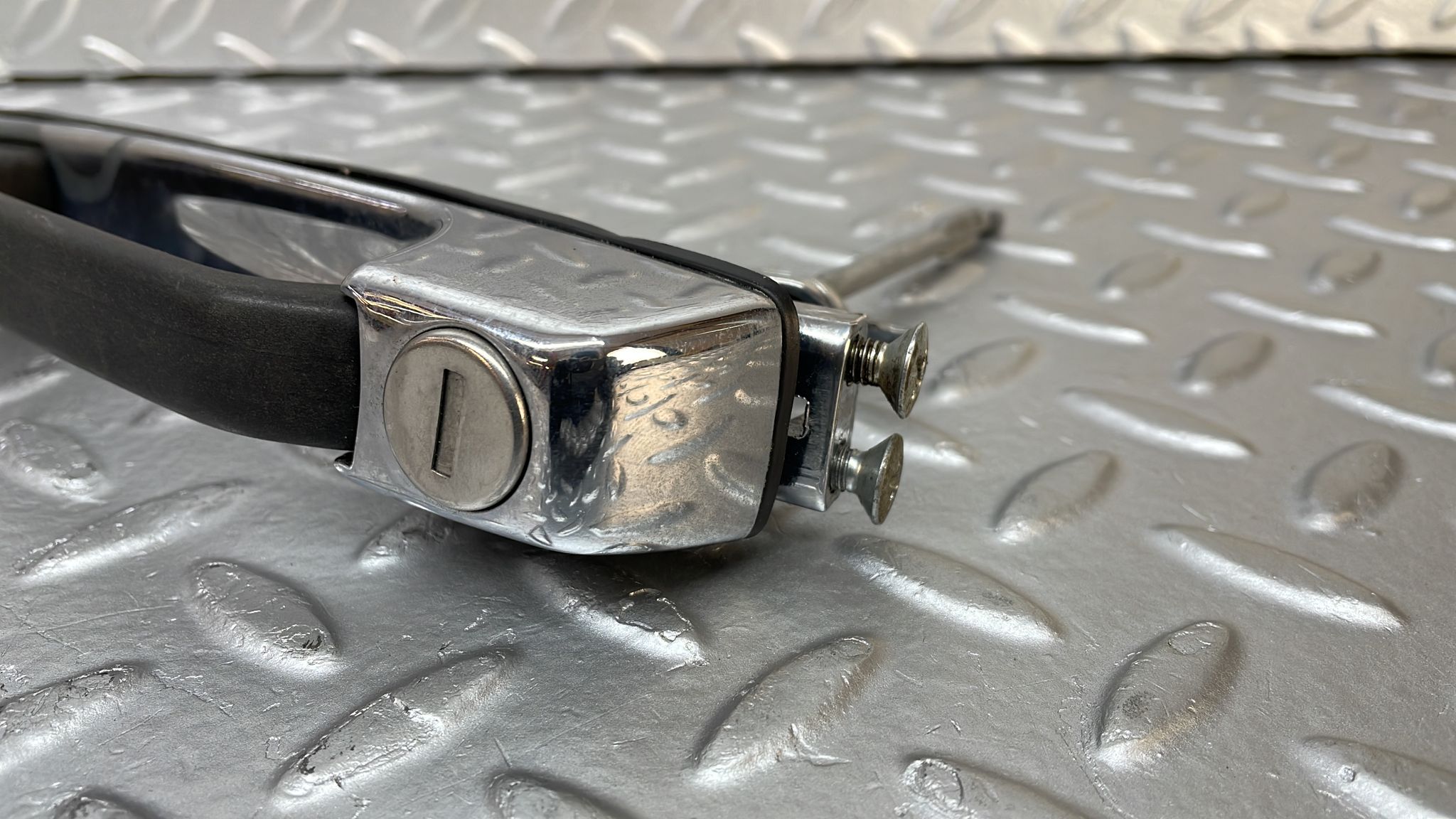0539 Mercedes-Benz W123 230E Front Right Exterior Chrome Door Handle No Key
