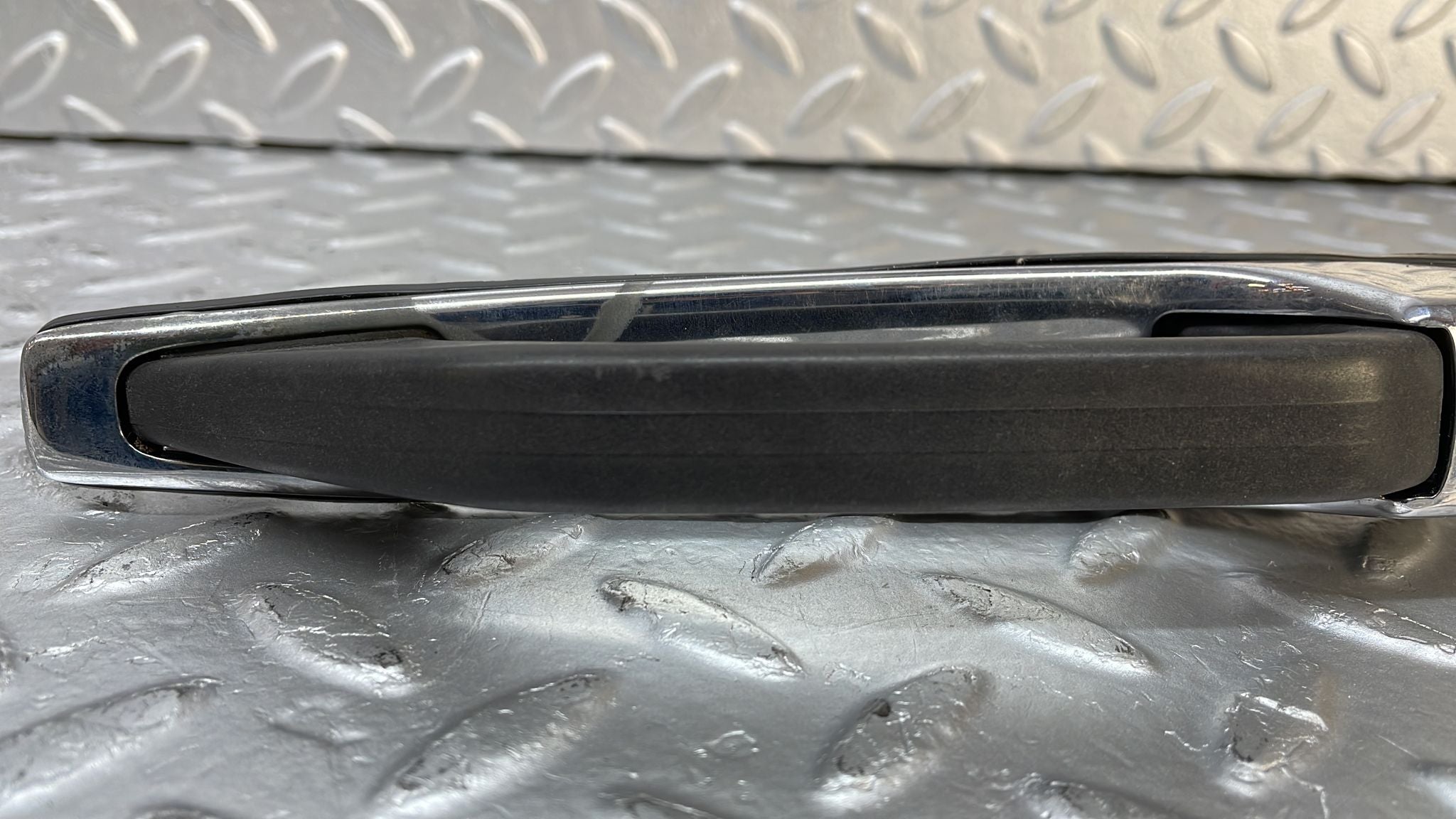 0539 Mercedes-Benz W123 230E Front Right Exterior Chrome Door Handle No Key