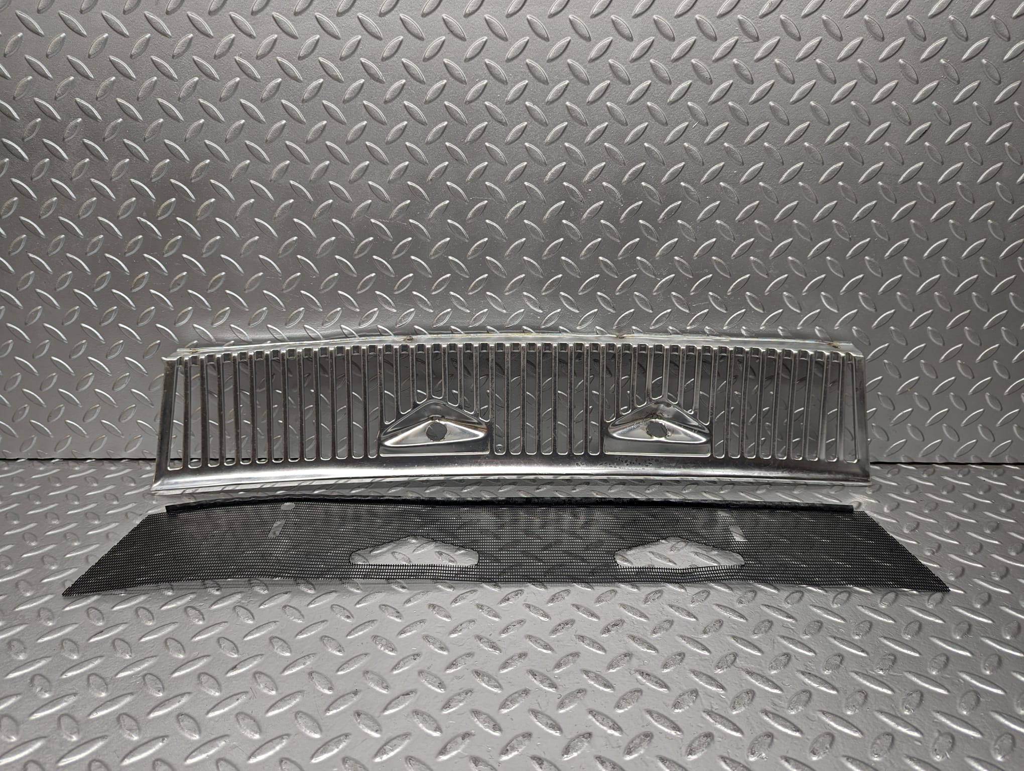 23246 Mercedes-Benz W116 350SE Air Intake Chrome Grill