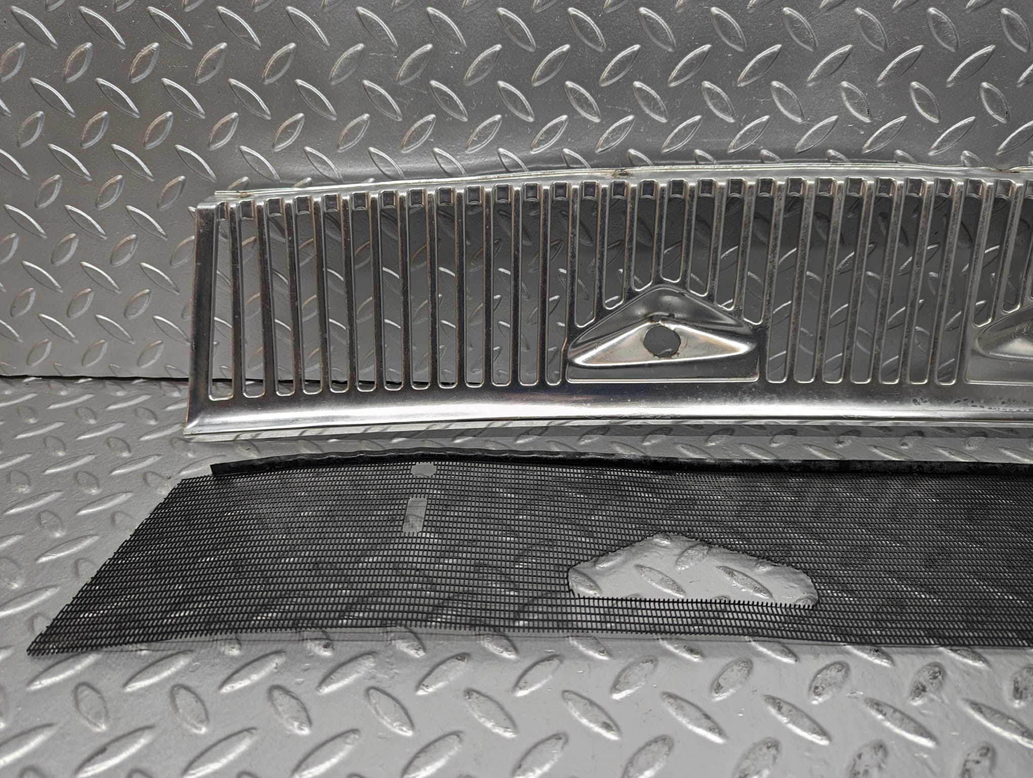 23246 Mercedes-Benz W116 350SE Air Intake Chrome Grill