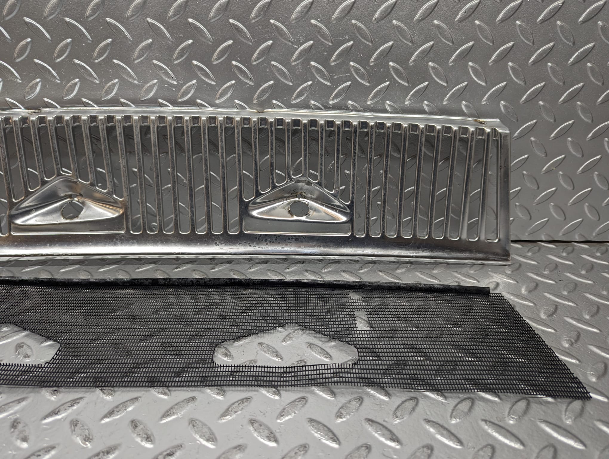 23246 Mercedes-Benz W116 350SE Air Intake Chrome Grill