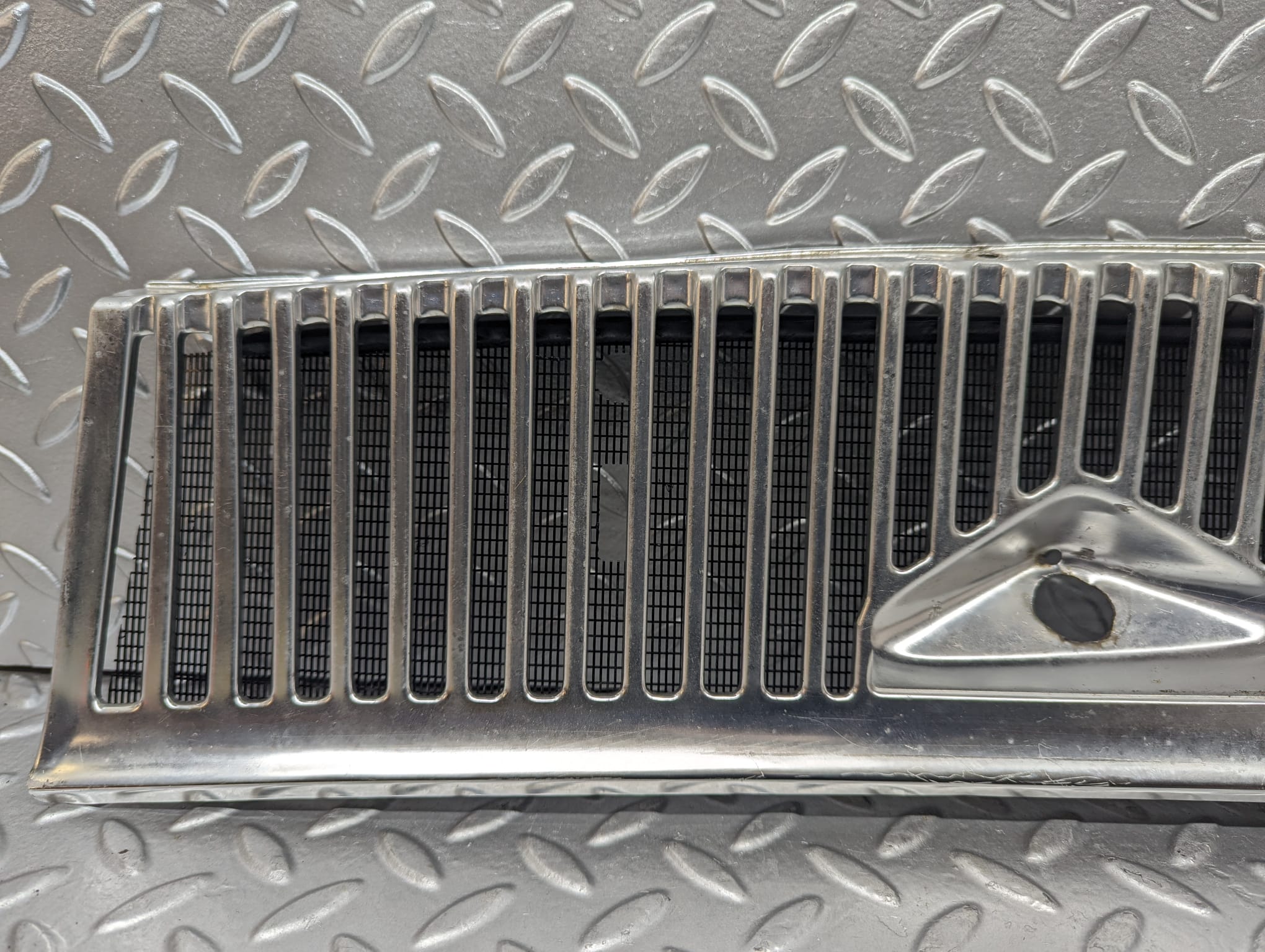 23246 Mercedes-Benz W116 350SE Air Intake Chrome Grill