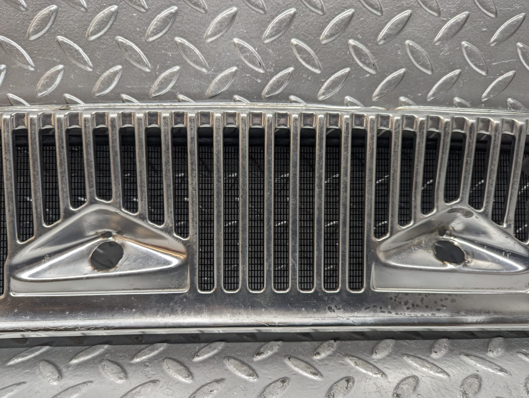 23246 Mercedes-Benz W116 350SE Air Intake Chrome Grill