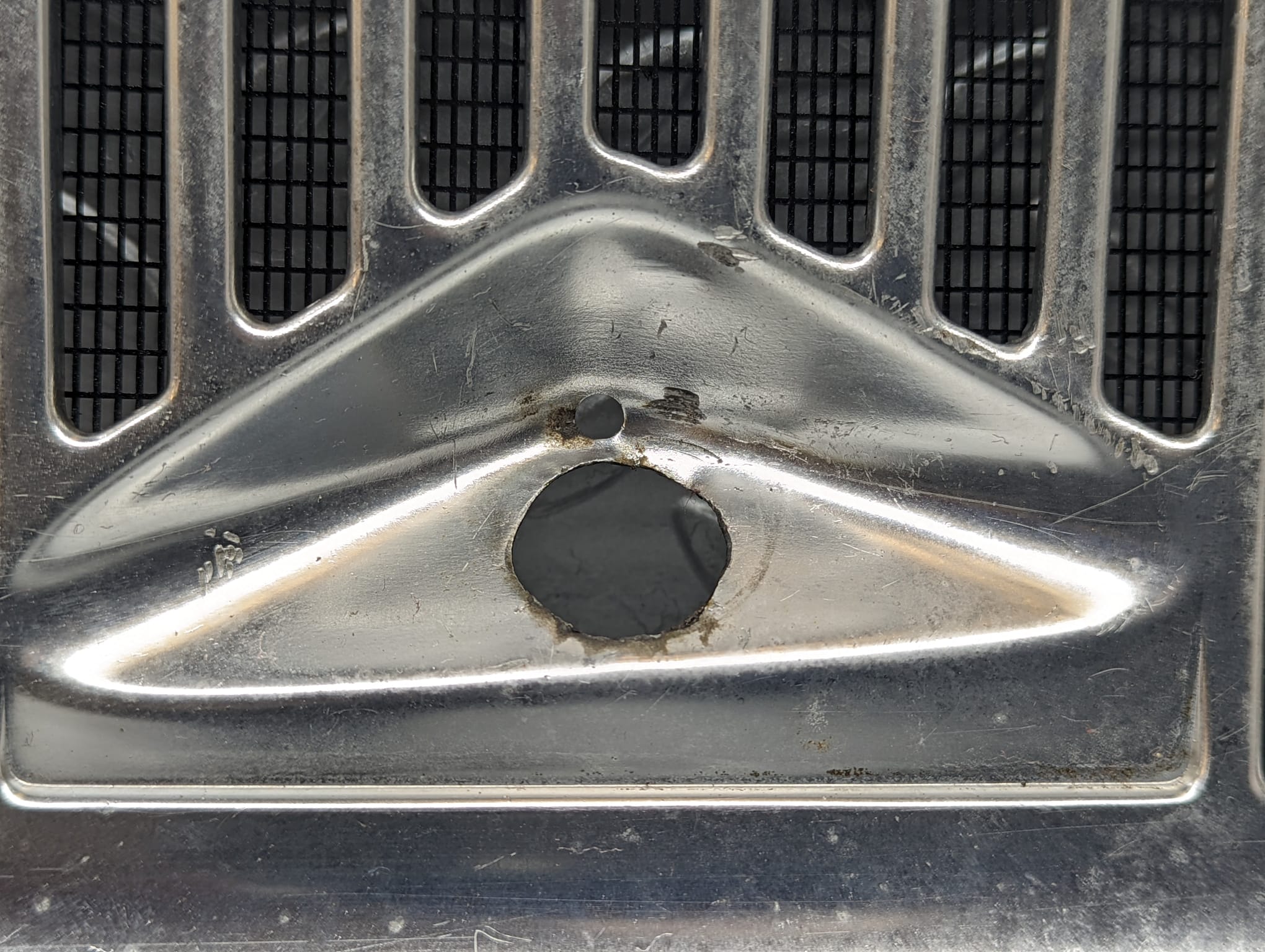 23246 Mercedes-Benz W116 350SE Air Intake Chrome Grill