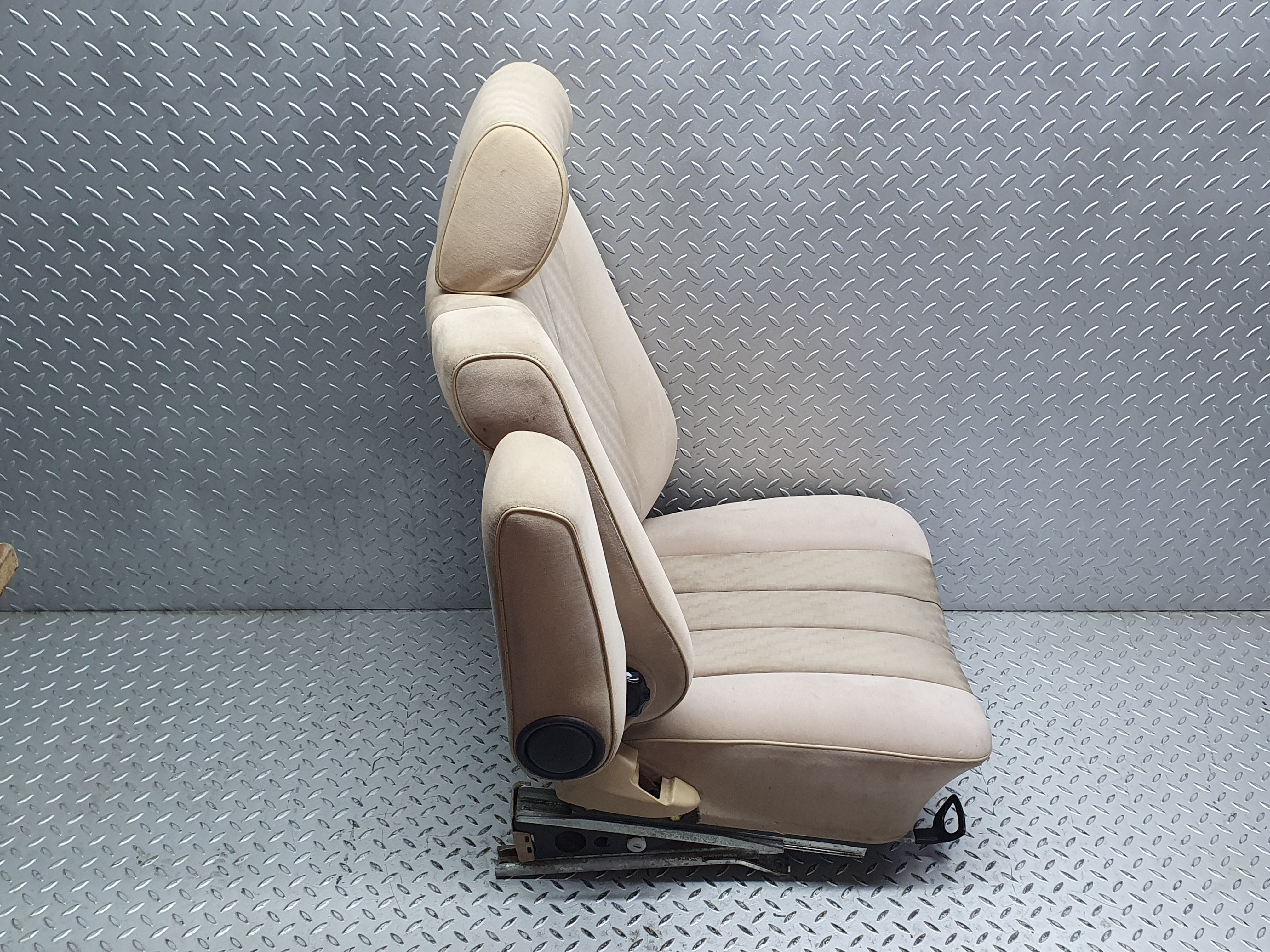 41133 Mercedes-Benz W126 300SE Front Left Seat Passenger Seat Beige 1269102950