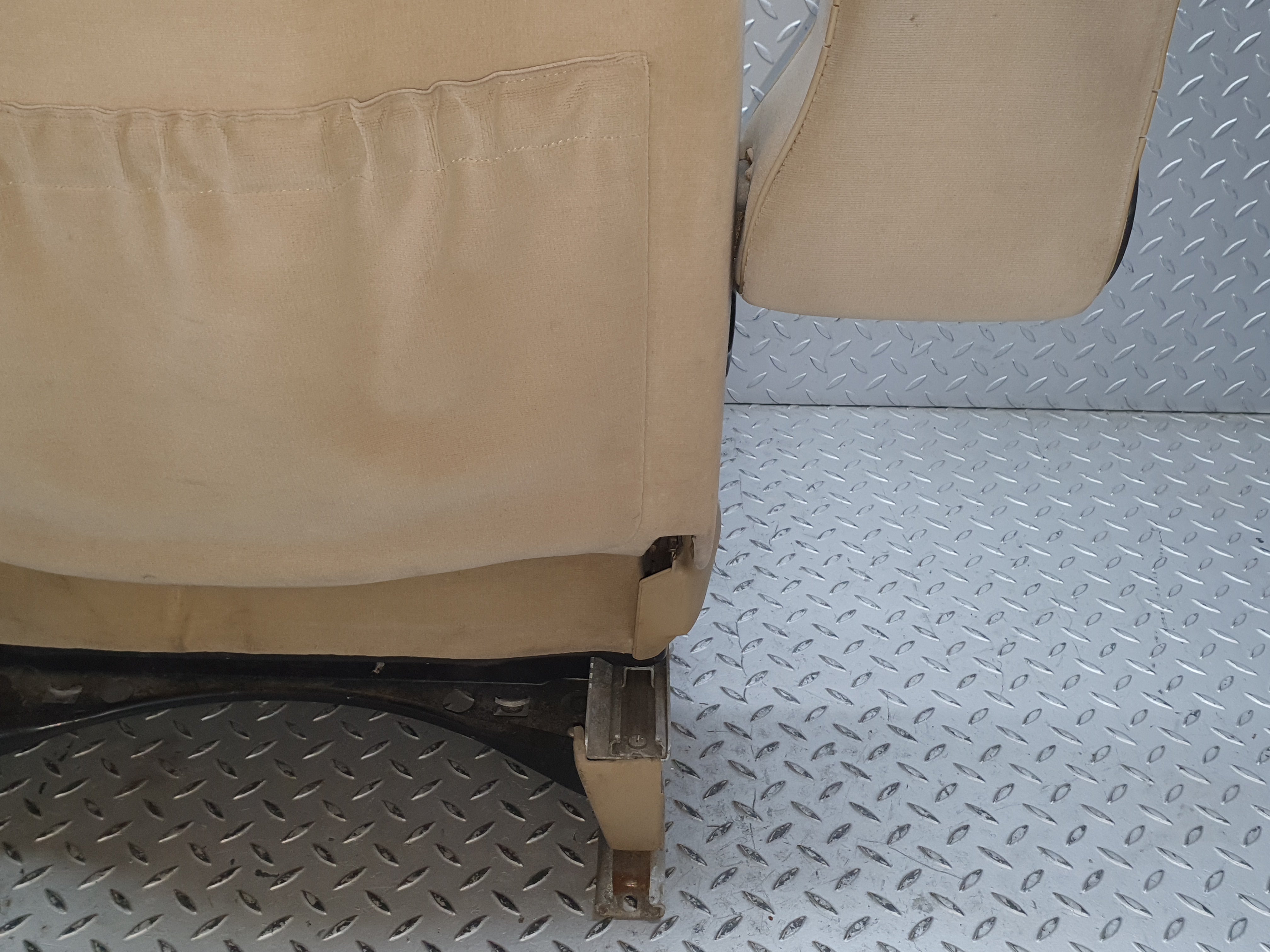 41133 Mercedes-Benz W126 300SE Front Left Seat Passenger Seat Beige 1269102950
