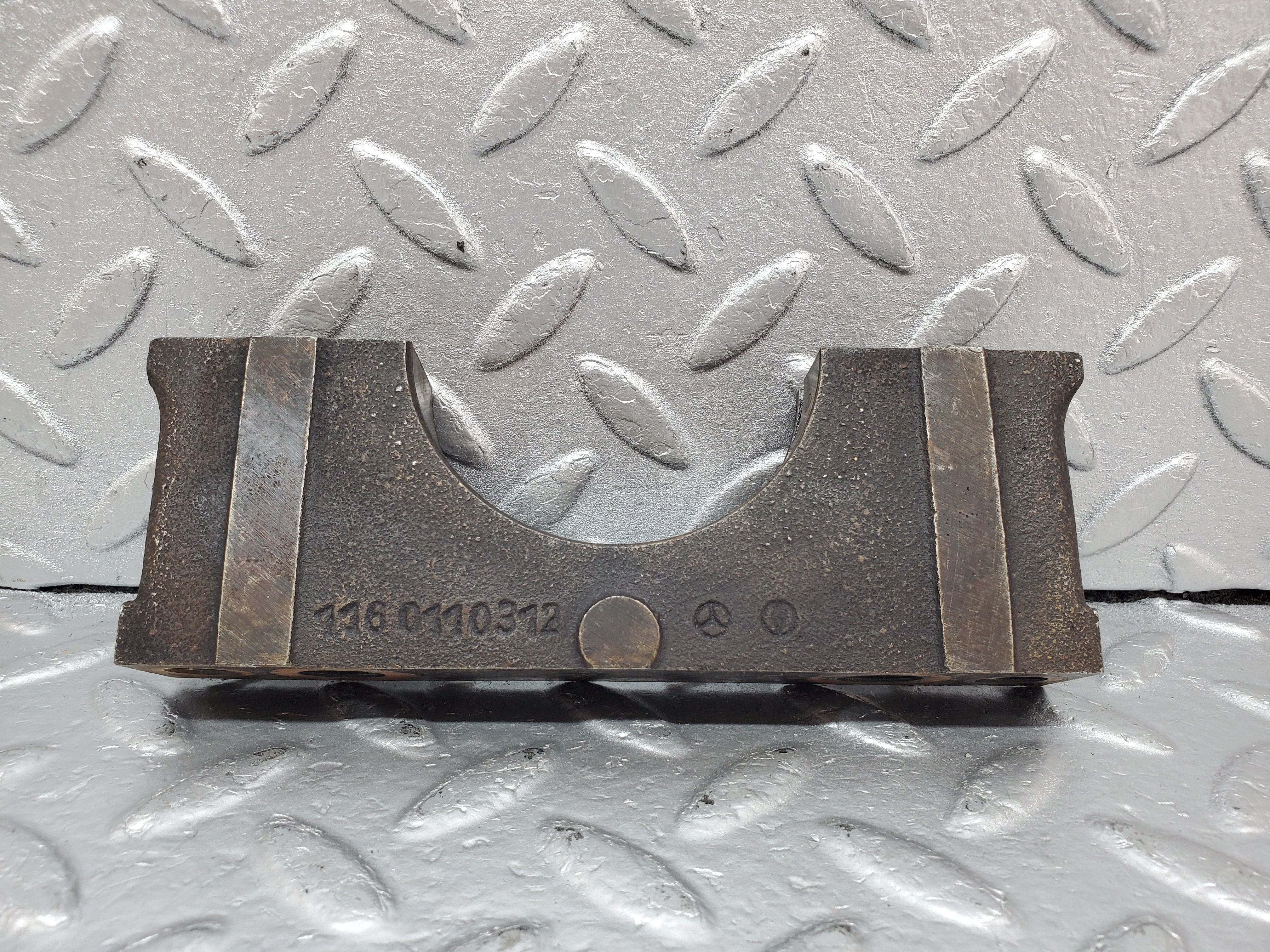 0920 Mercedes-Benz C107 350SLC Coupe Coupe Crankshaft Bearing Holder  1160110312