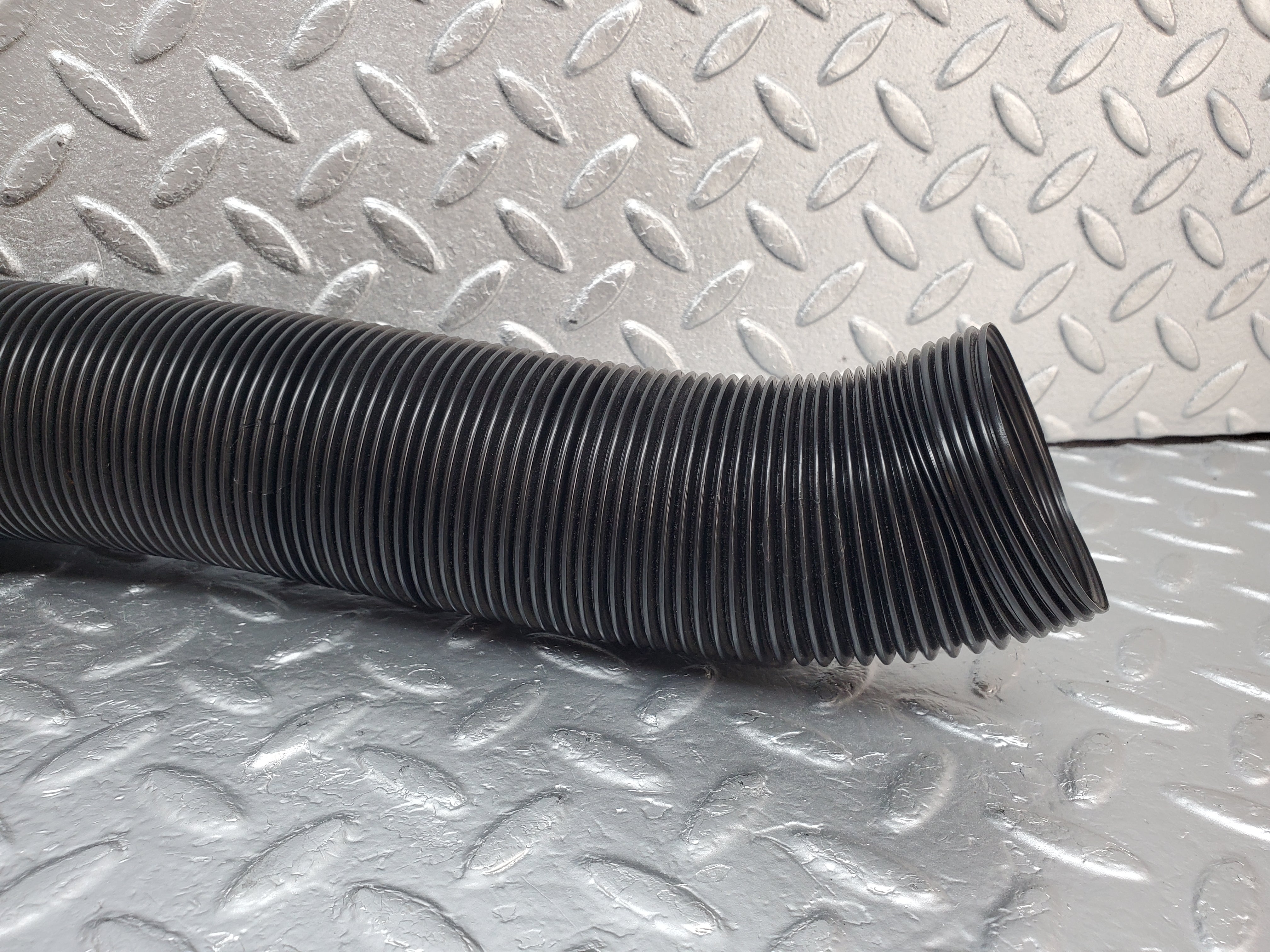 1022 Mercedes-Benz C123 230CE Air Duct Pipe Hose