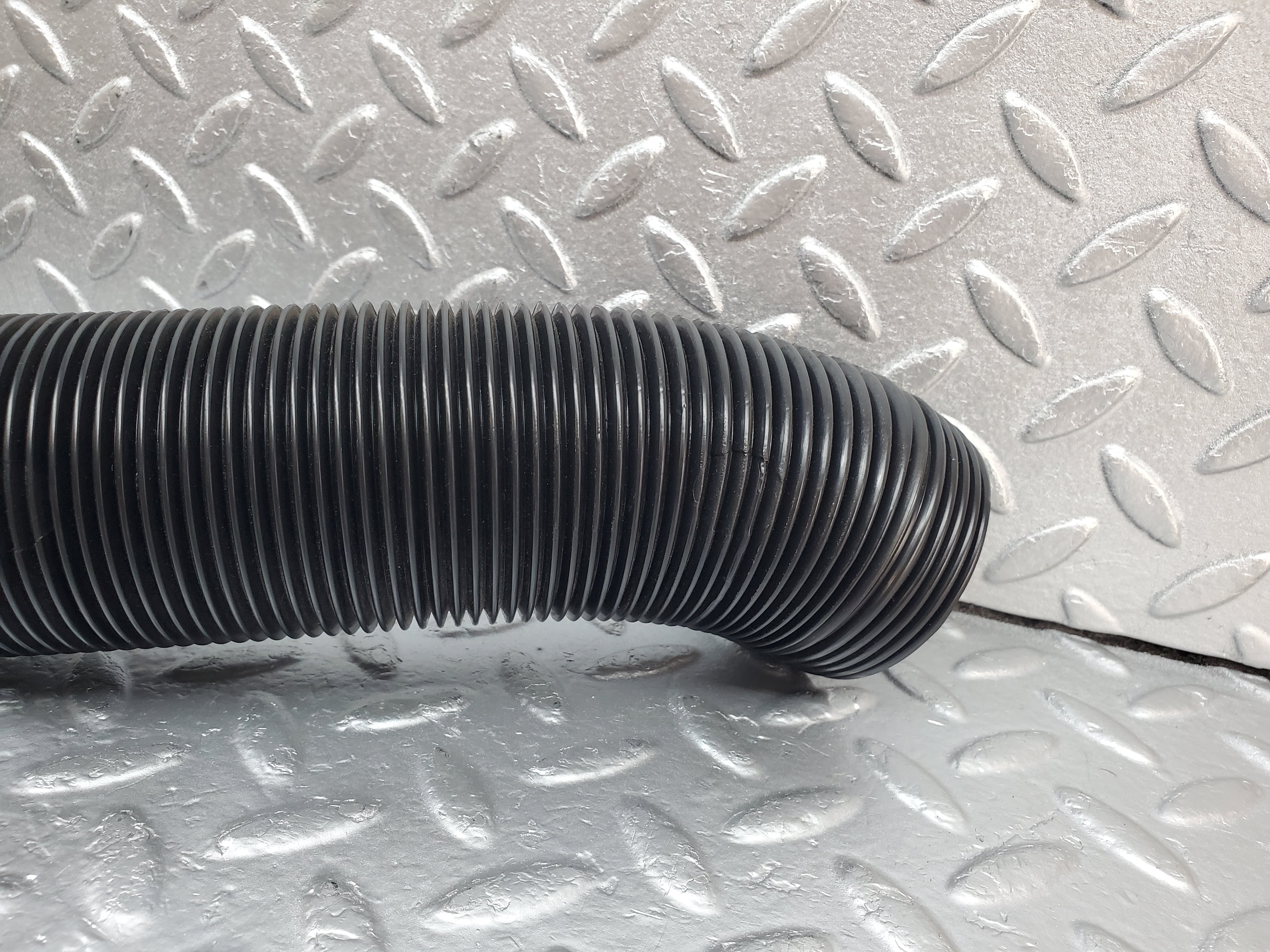 1022 Mercedes-Benz C123 230CE Air Duct Pipe Hose