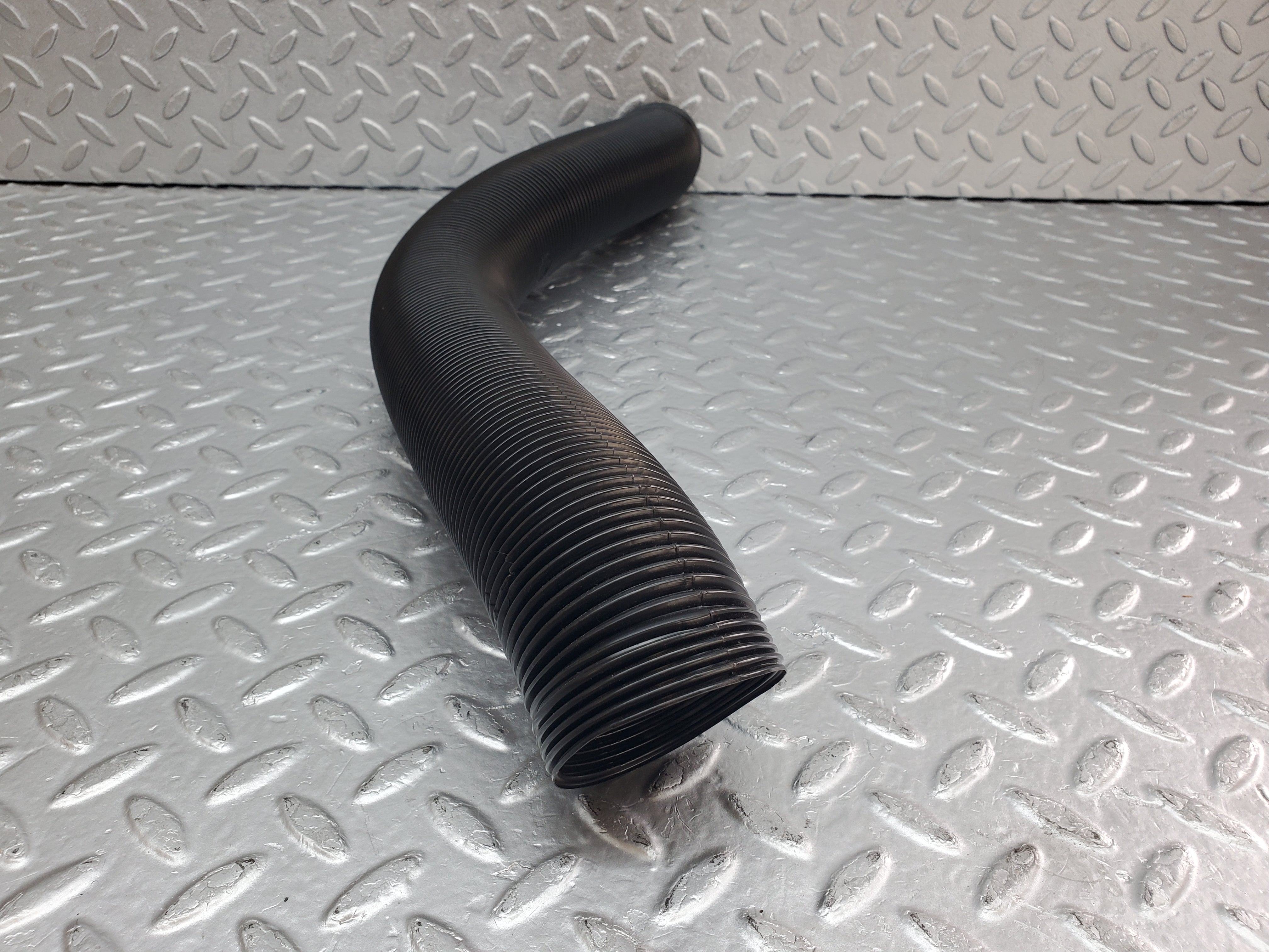 1022 Mercedes-Benz C123 230CE Air Duct Pipe Hose