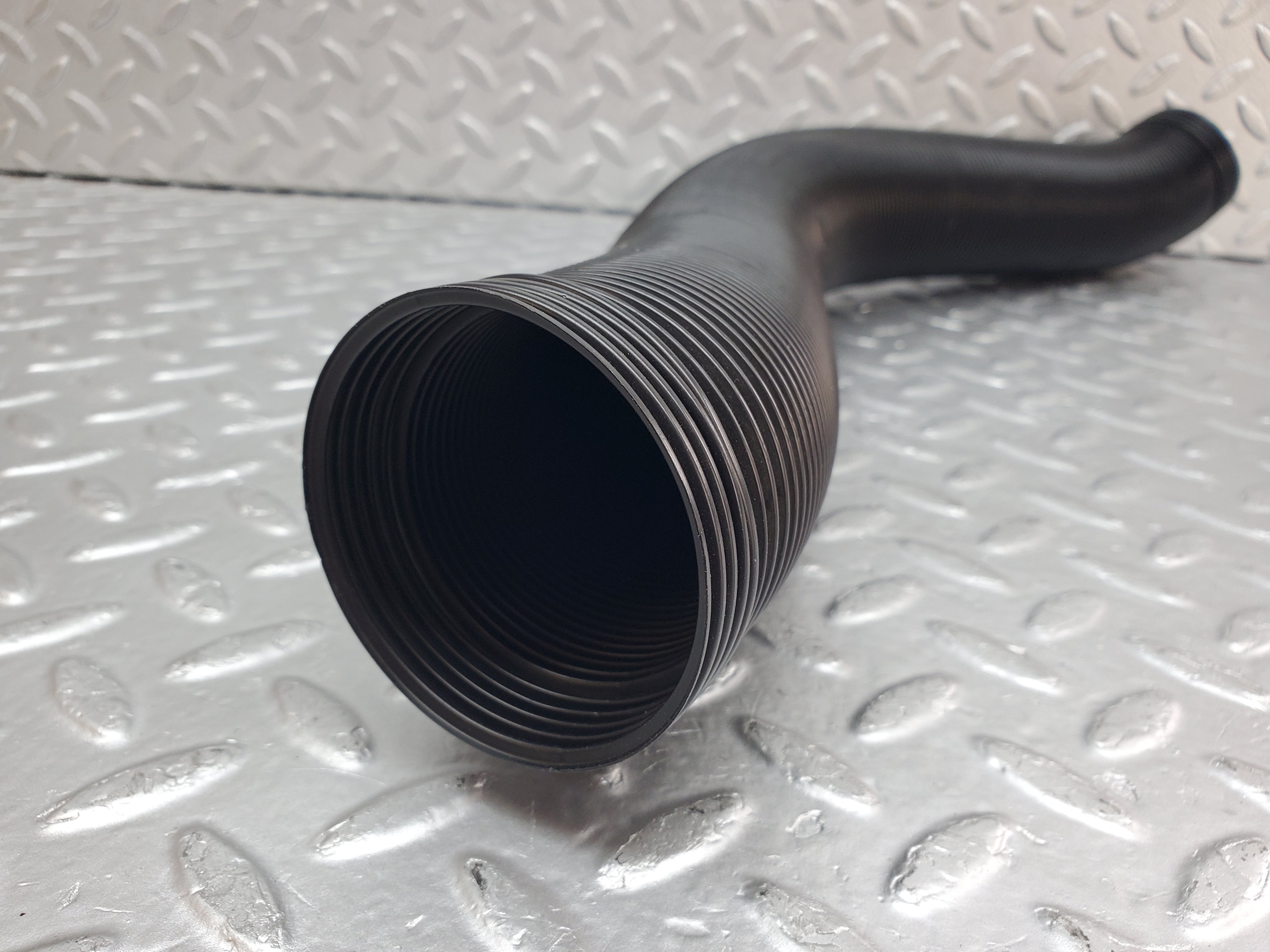 1022 Mercedes-Benz C123 230CE Air Duct Pipe Hose